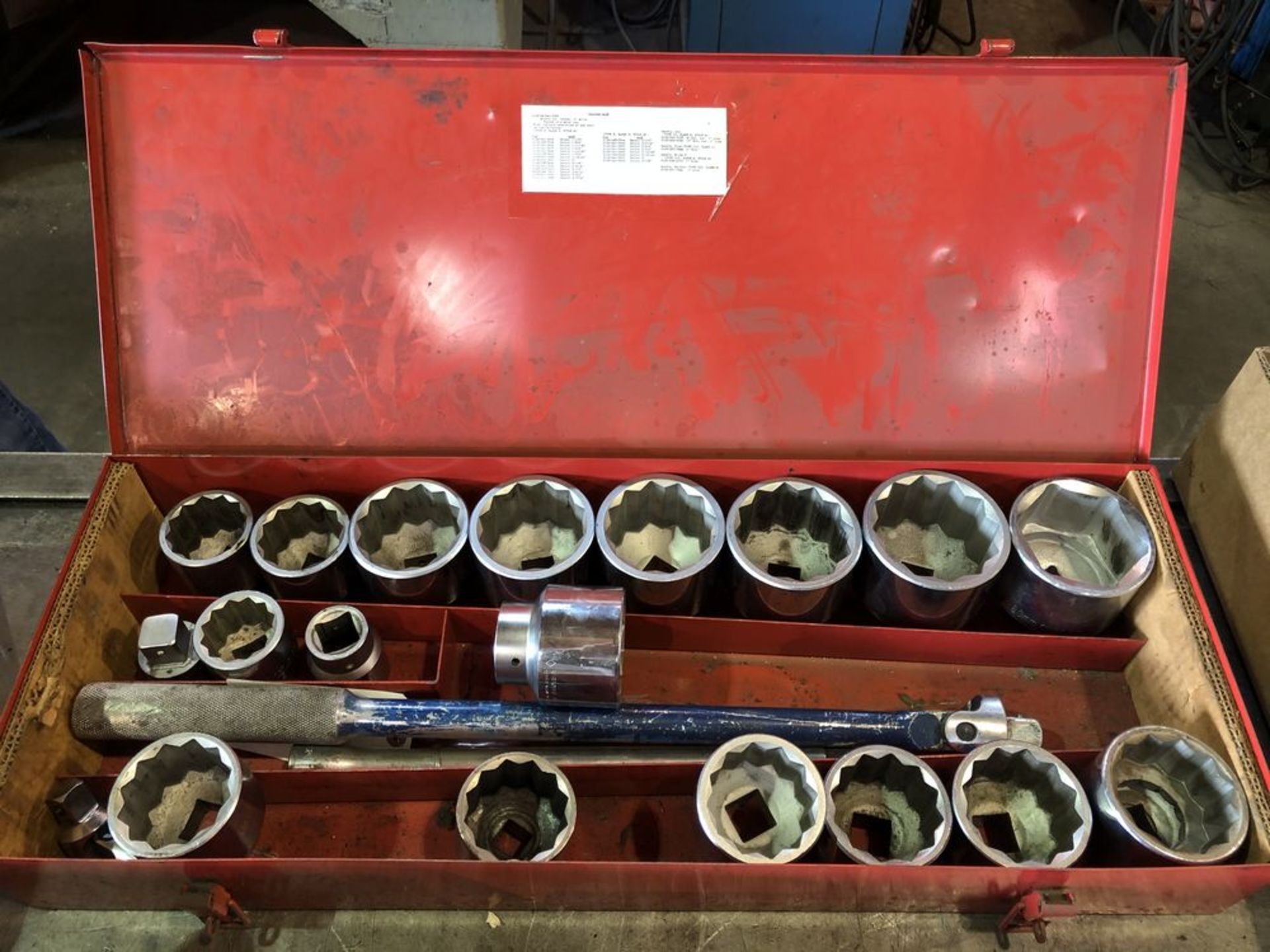 (1) LARGE SOCKET SET