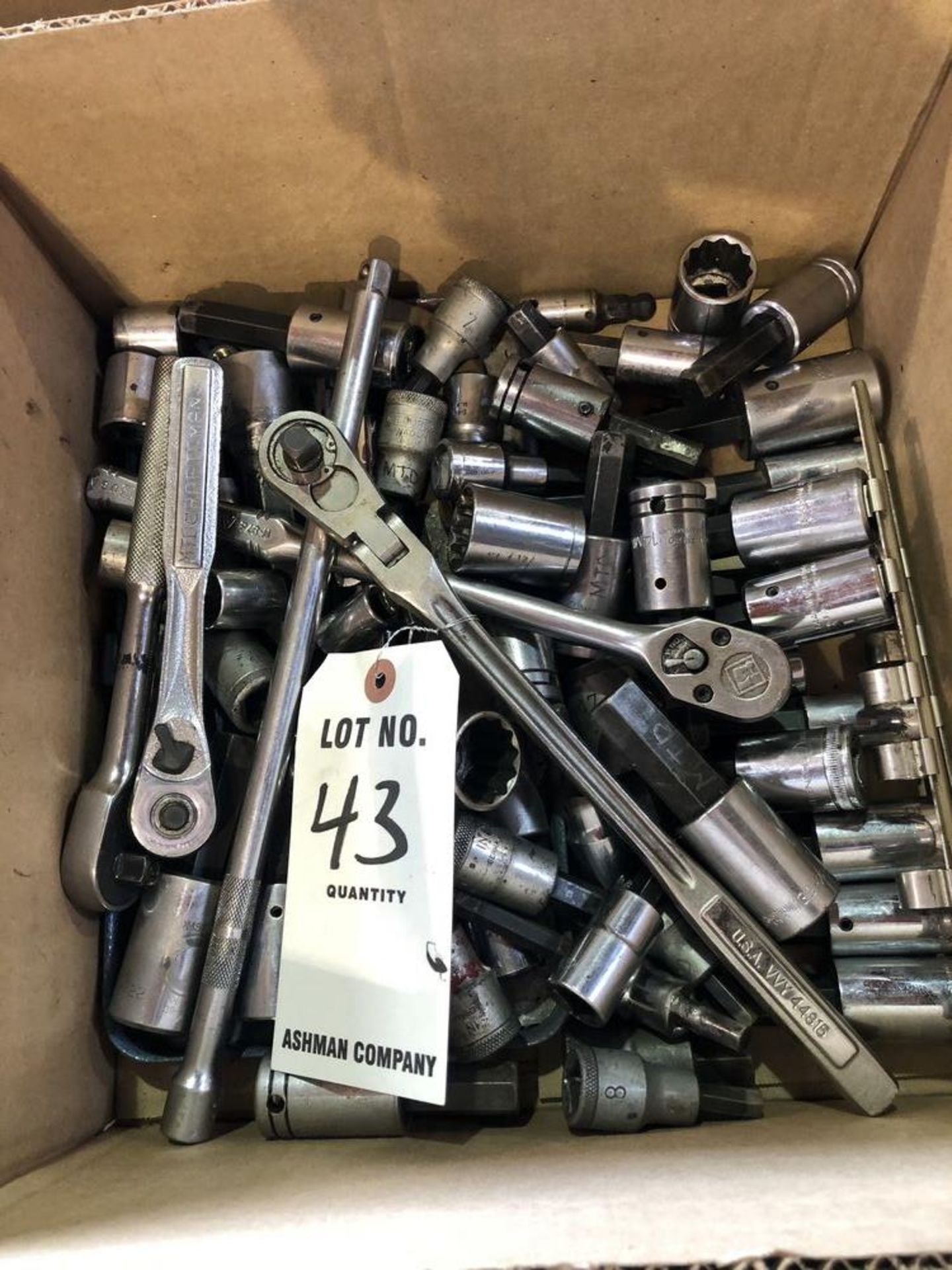 (LOT) MISC SOCKETS AND SOCKET WRENCHES