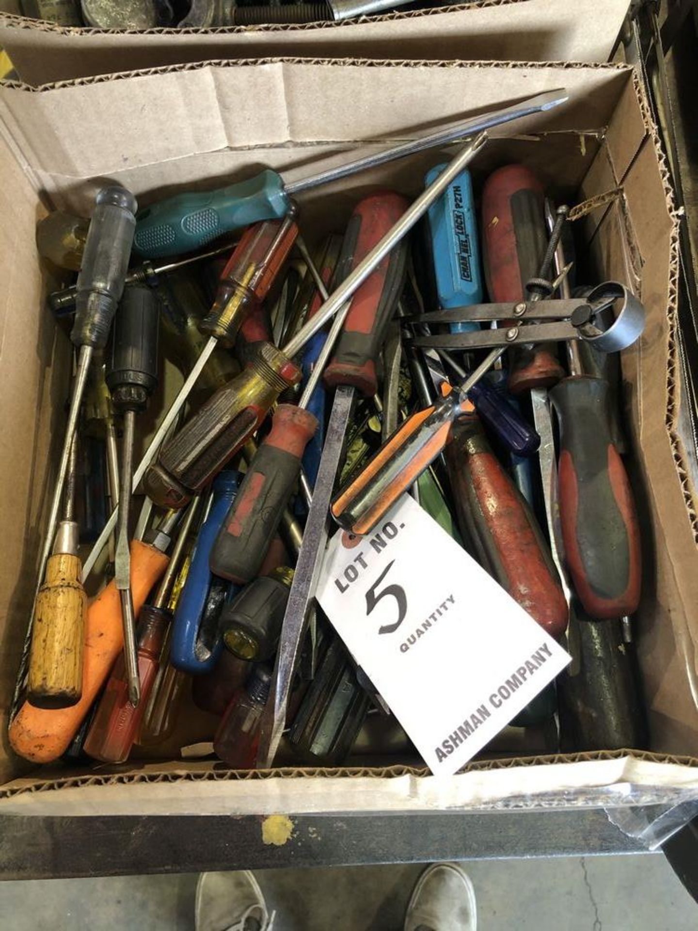 (LOT) MISC SCREW DRIVERS