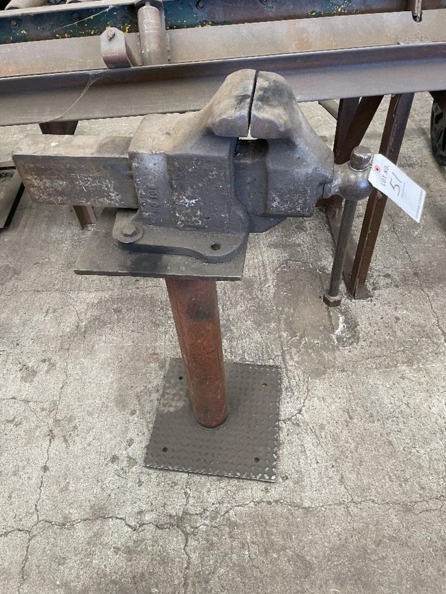 PEDESTAL VISE