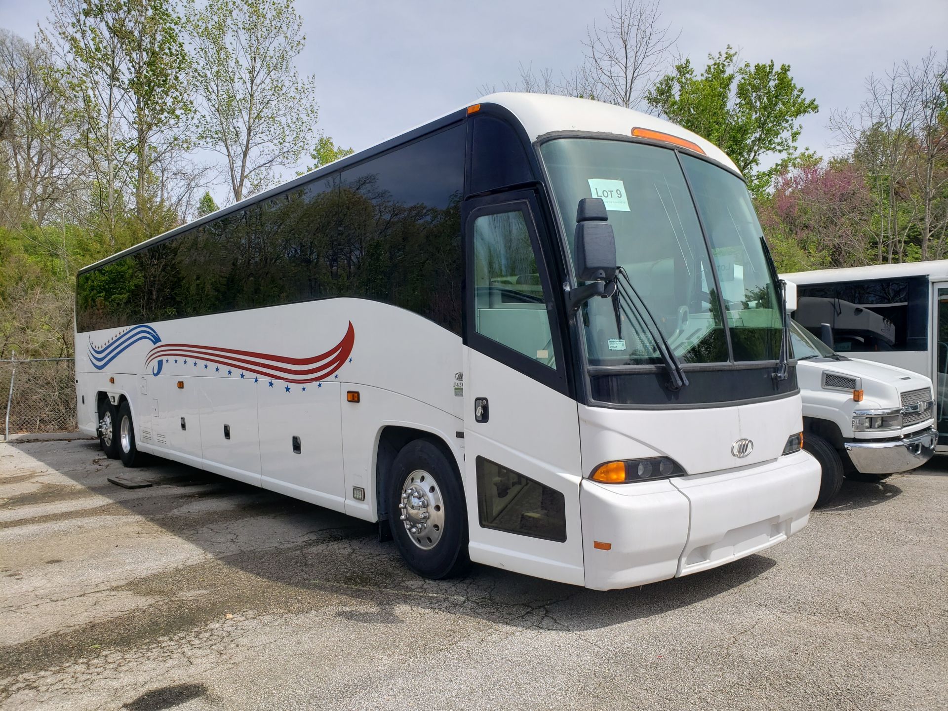 2010 MCI J4500 56-Pass Kneeling Coach Bus - Image 2 of 16