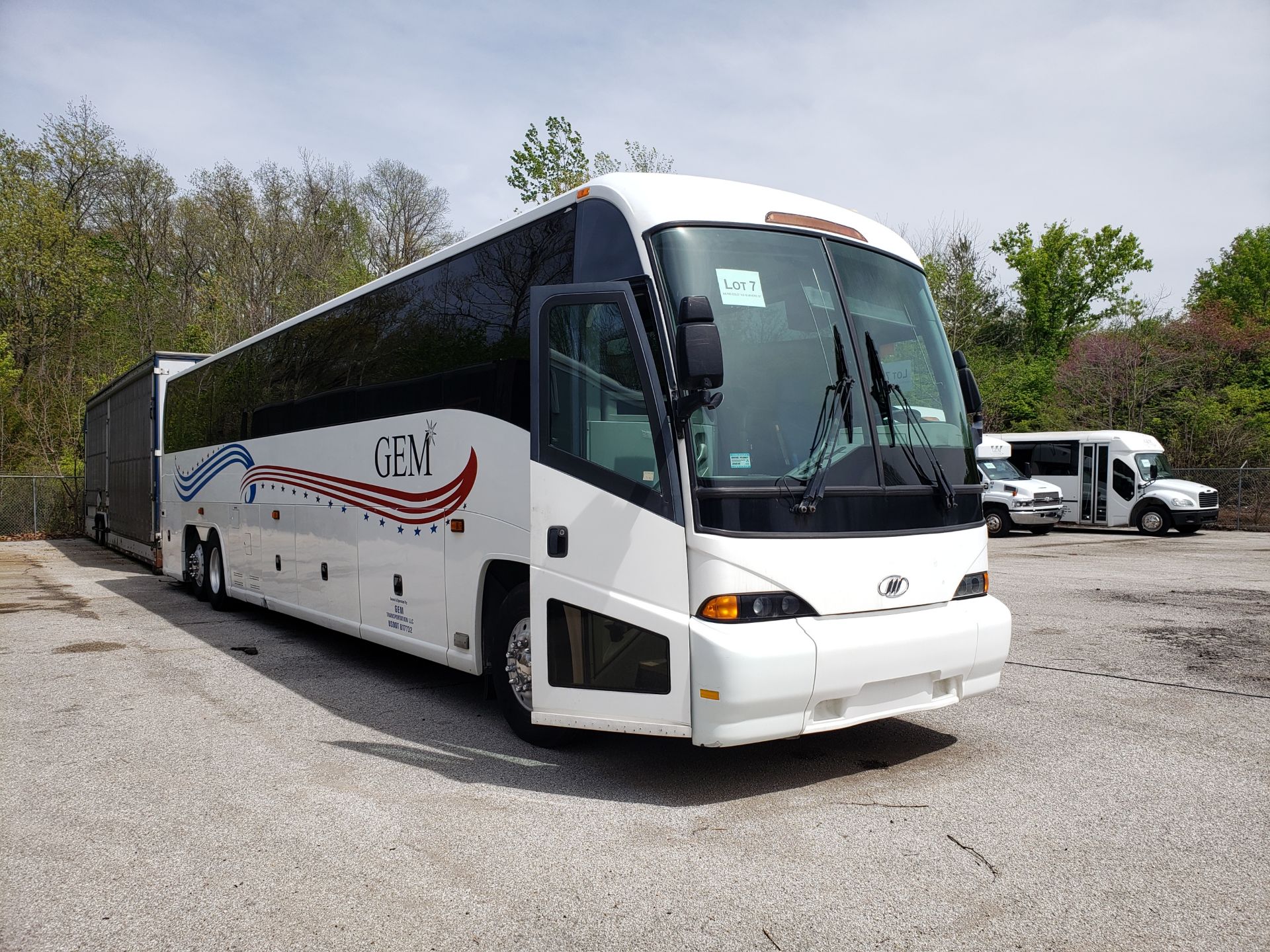 2005 MCI J4500 56-Pass Kneeling Coach Bus - Image 2 of 18