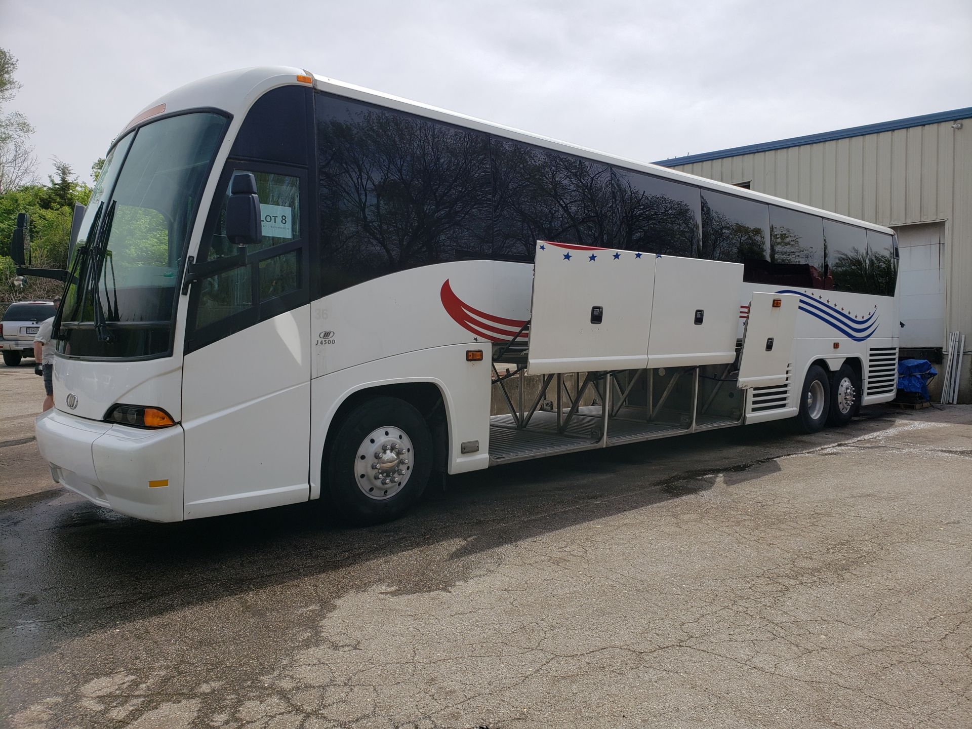 2005 MCI J4500 56-Pass Kneeling Coach Bus - Image 4 of 20