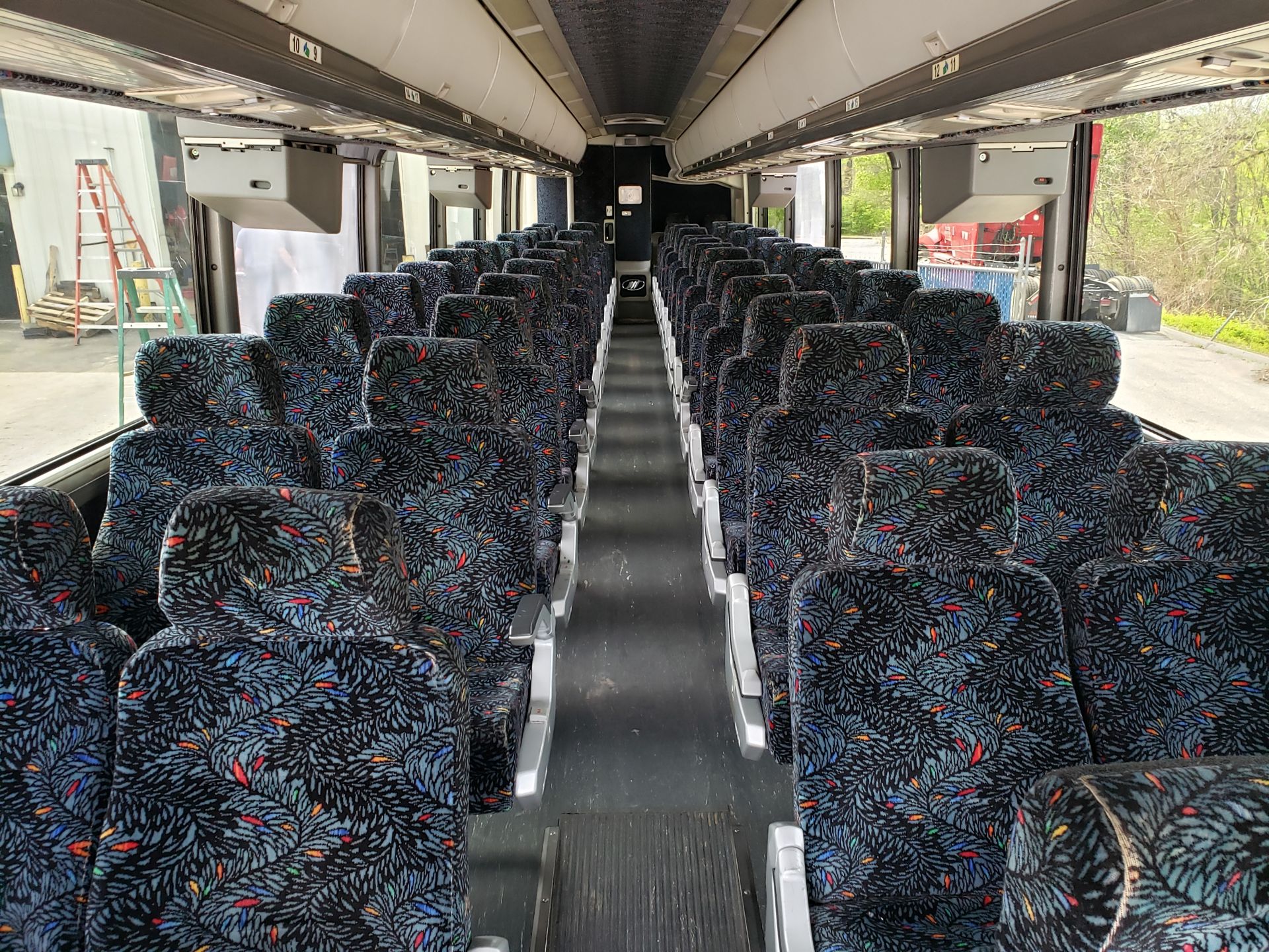 2005 MCI J4500 56-Pass Kneeling Coach Bus - Image 11 of 20