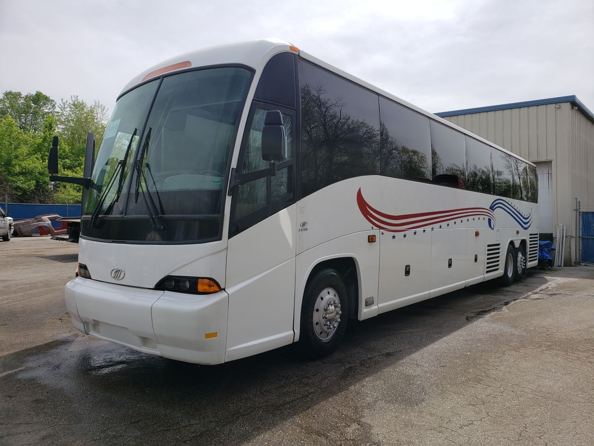 2005 MCI J4500 56-Pass Kneeling Coach Bus