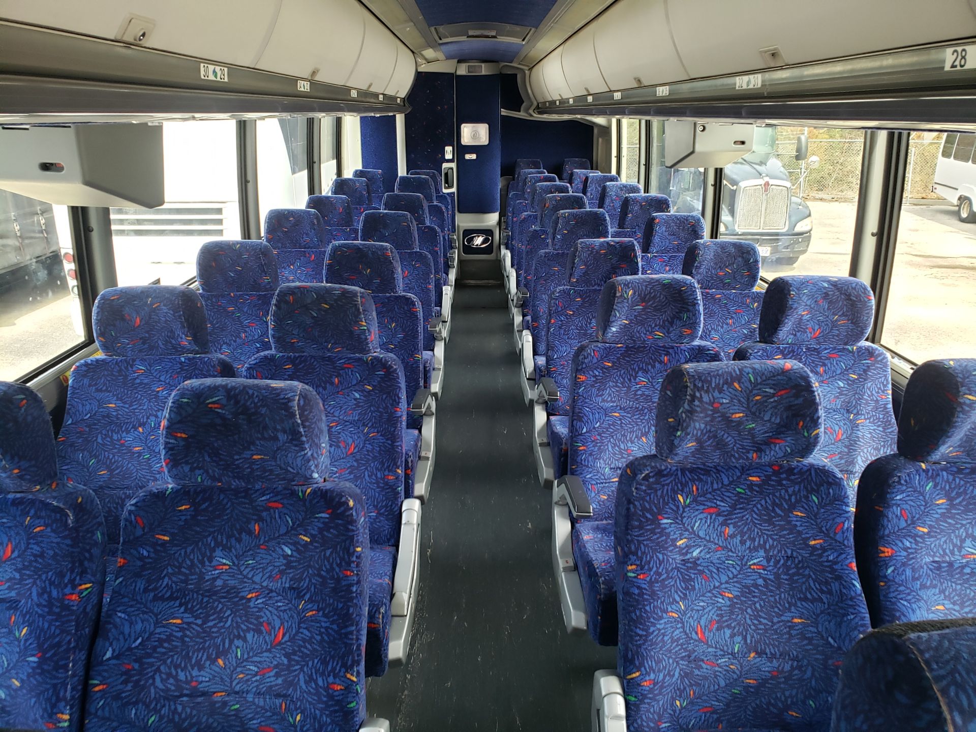 2005 MCI J4500 56-Pass Kneeling Coach Bus - Image 10 of 18