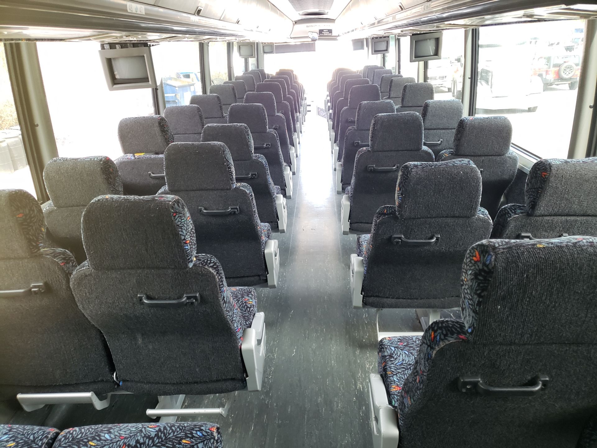 2005 MCI J4500 56-Pass Kneeling Coach Bus - Image 15 of 20