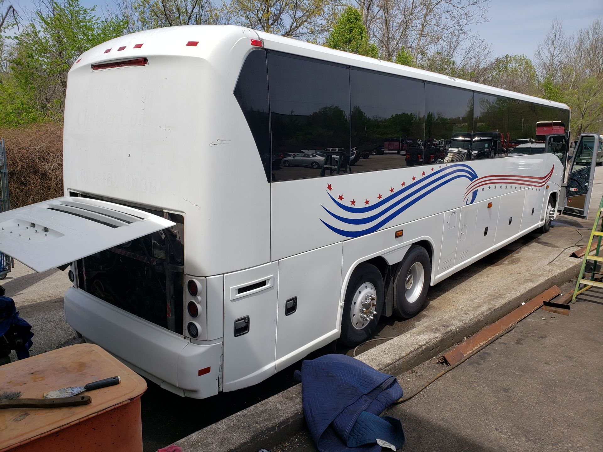 2005 MCI J4500 56-Pass Kneeling Coach Bus - Image 3 of 20