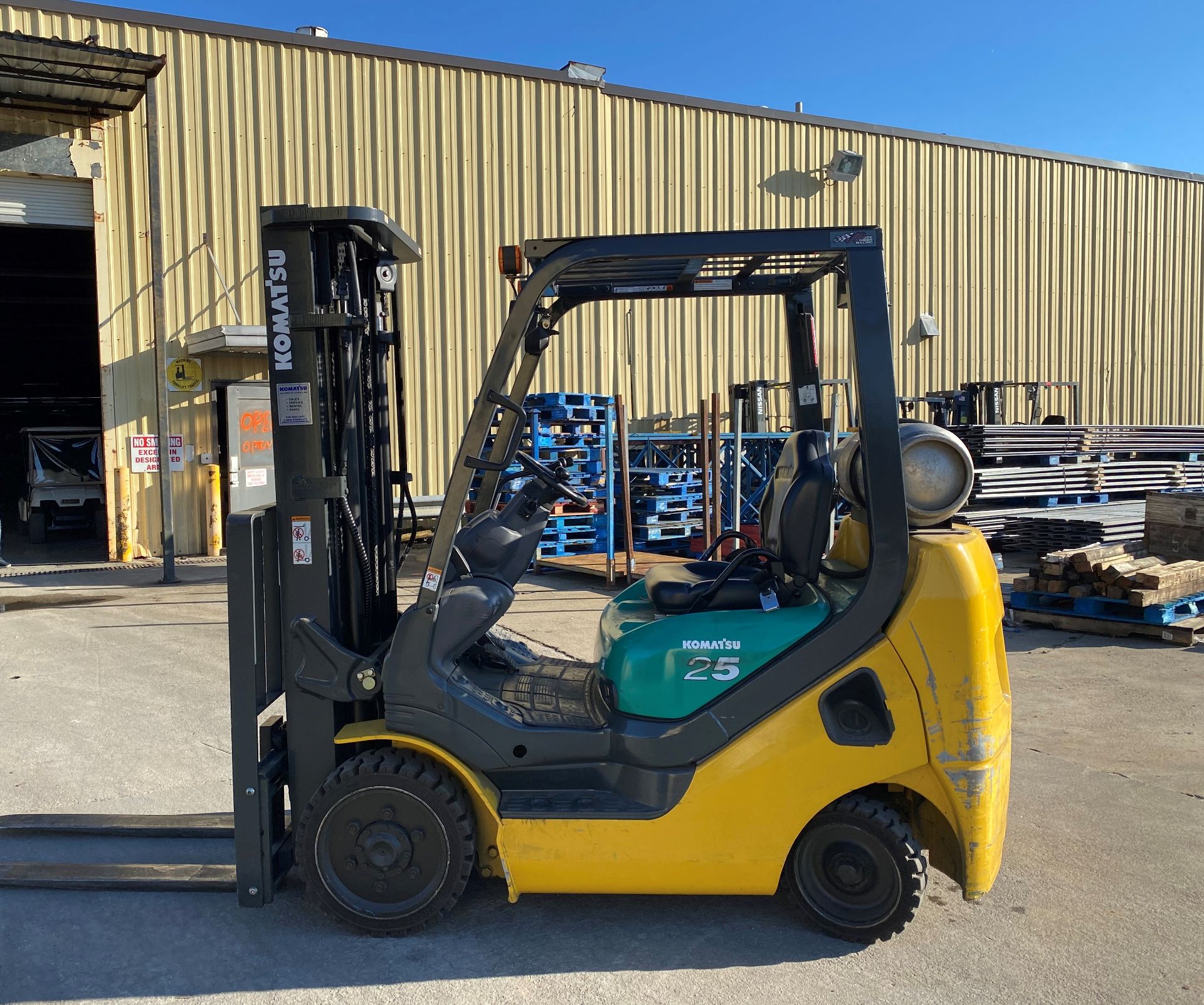 KOMATSU 4500 LBS CAPACITY PROPANE FORKLIFT