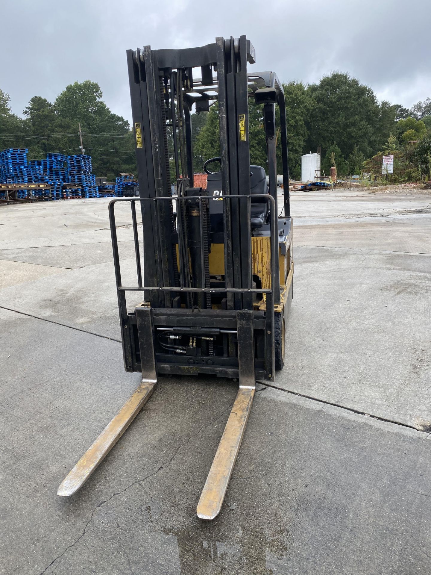 CATERPILLAR 3-WHEEL 3000 LBS CAPACITY ELECTRIC FORKLIFT - Image 2 of 5