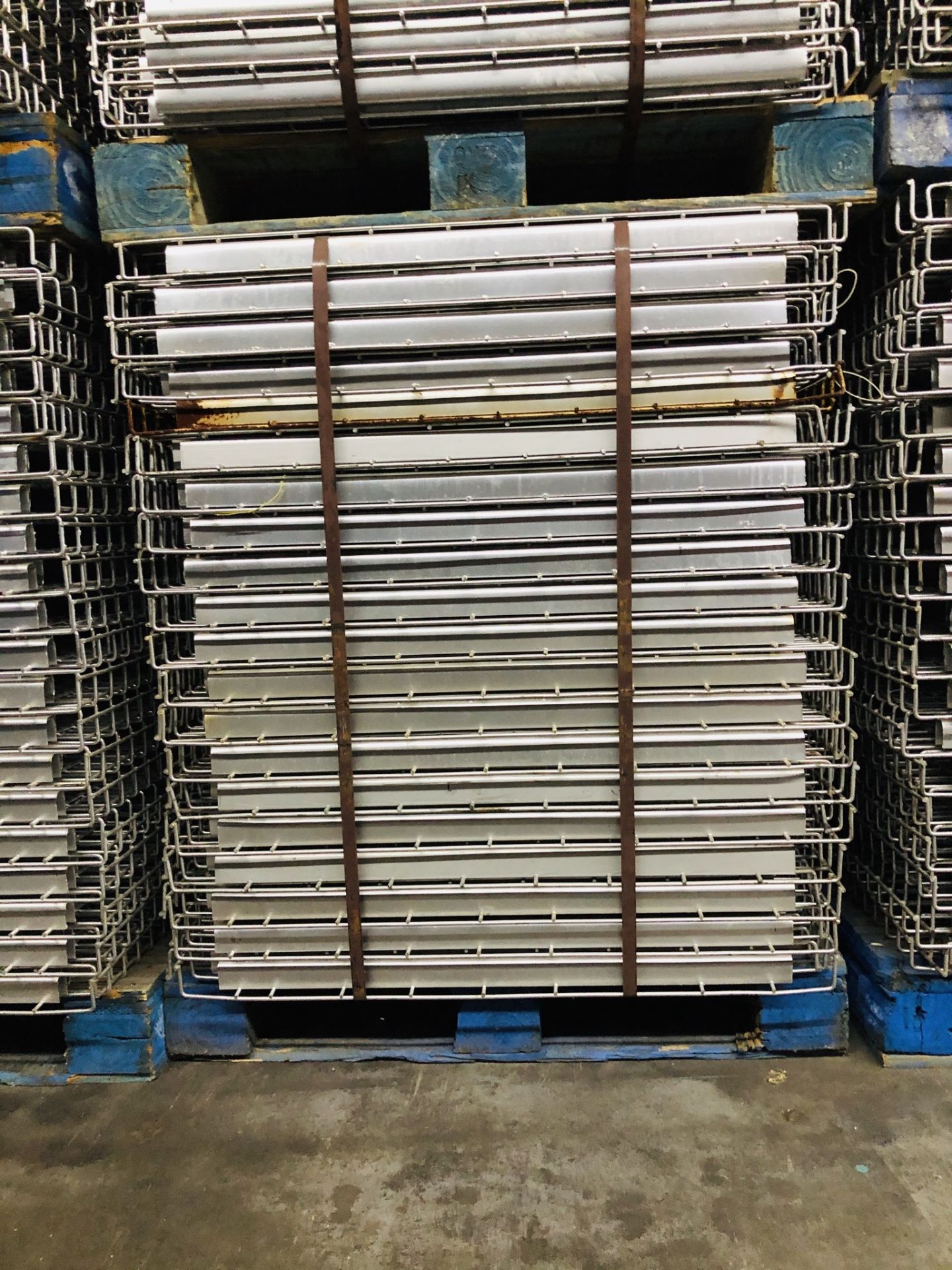 USED 40 PCS OF STANDARD 36" X 52" WIREDECK