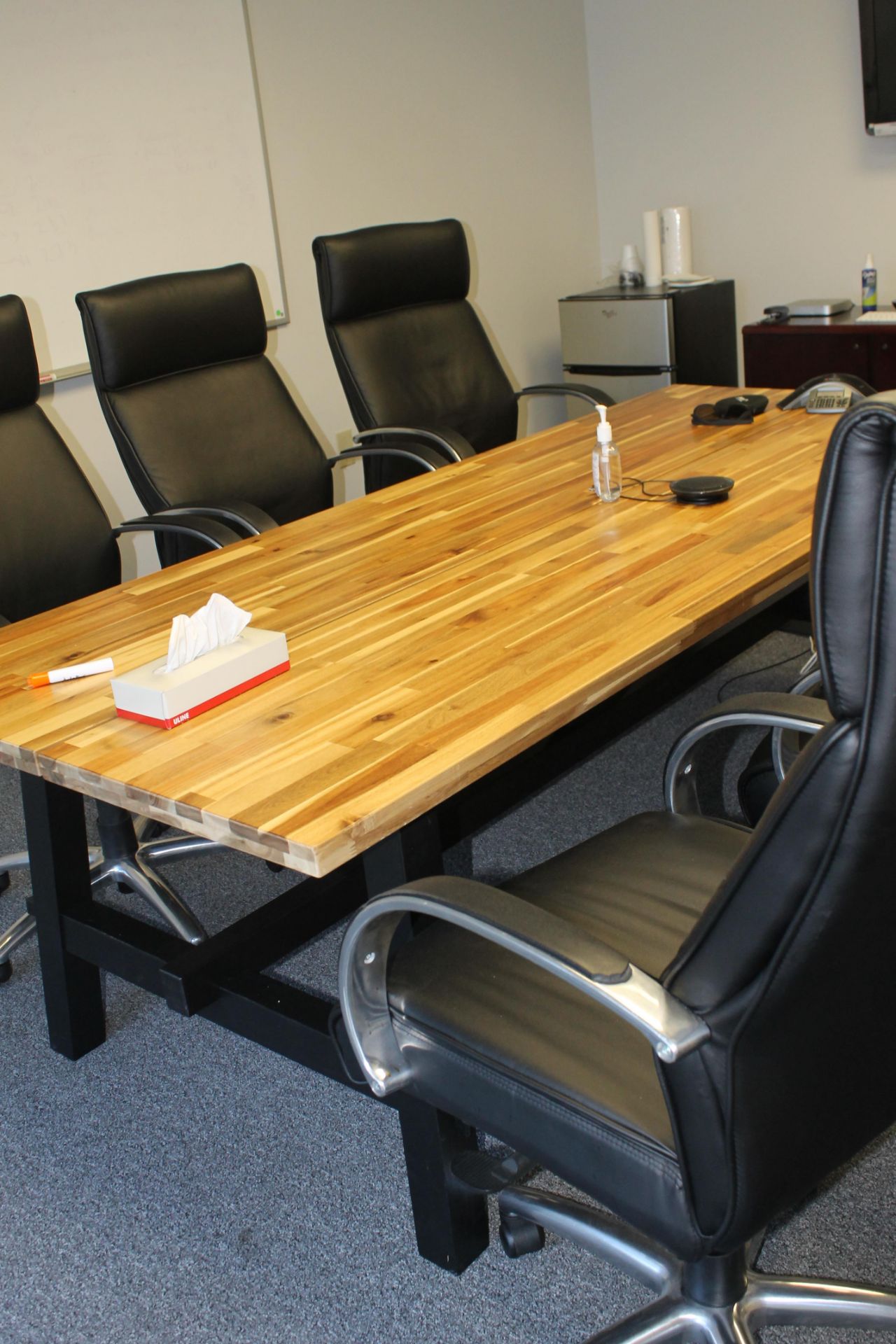 CONFERENCE TABLE WITH 6 CHAIRS - Image 3 of 4