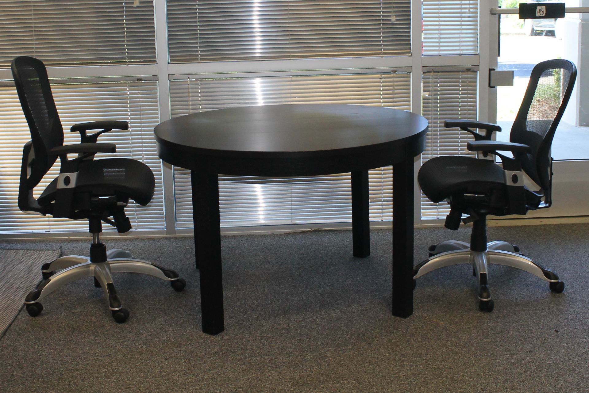 CONFERENCE ROUND TABLE WITH 2 CHAIRS