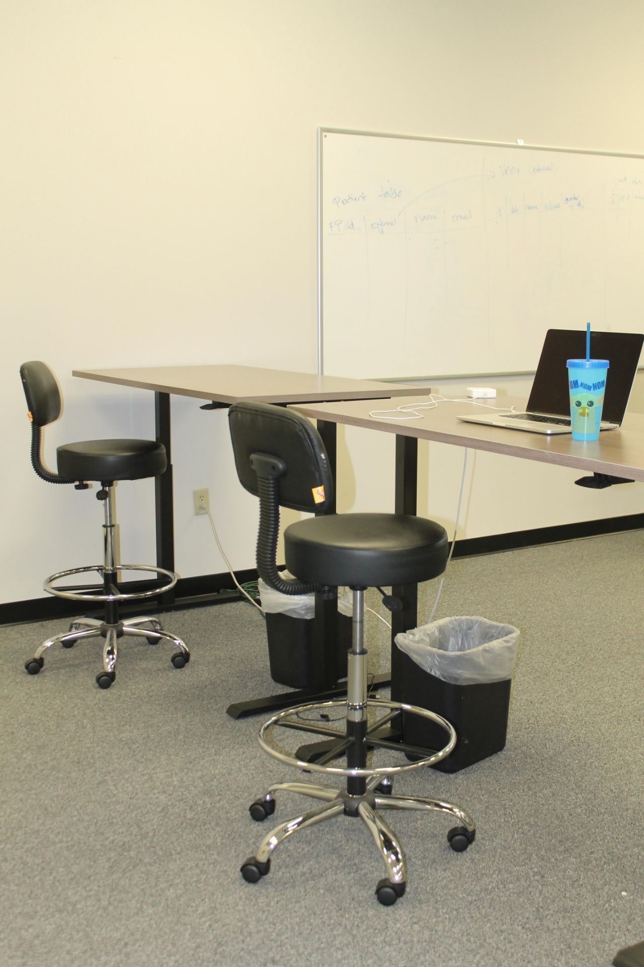 4 PCS OF HEIGHT ADJUSTABLE OFFICE DESK WITH CHAIR & TRASH CAN - Image 2 of 3