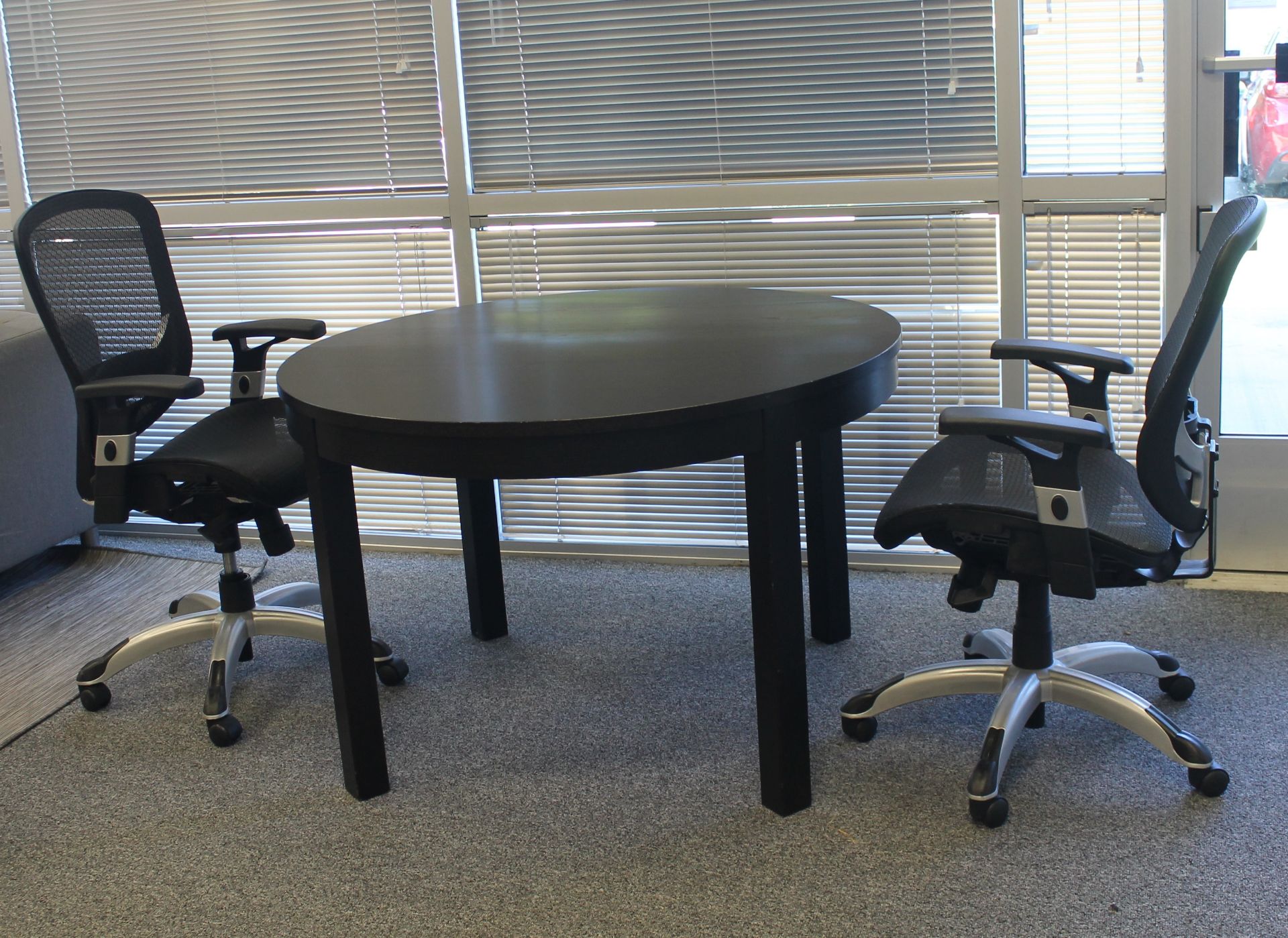 CONFERENCE ROUND TABLE WITH 2 CHAIRS - Image 2 of 4
