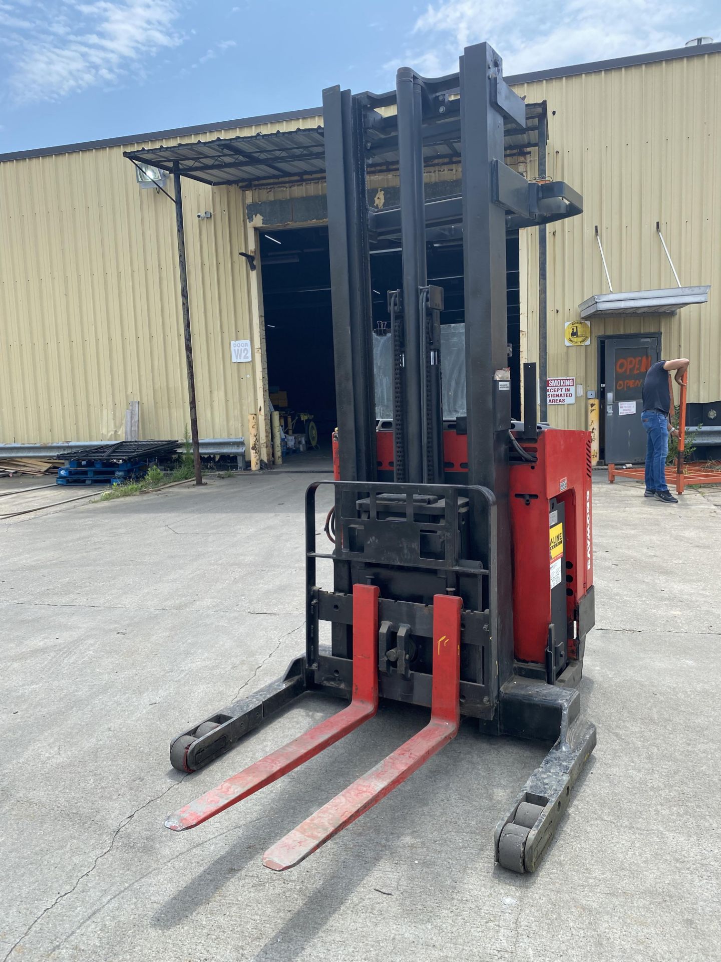 RAYMOND 3000 LBS CAPACITY STAND UP ELECTRIC FORKLIFT