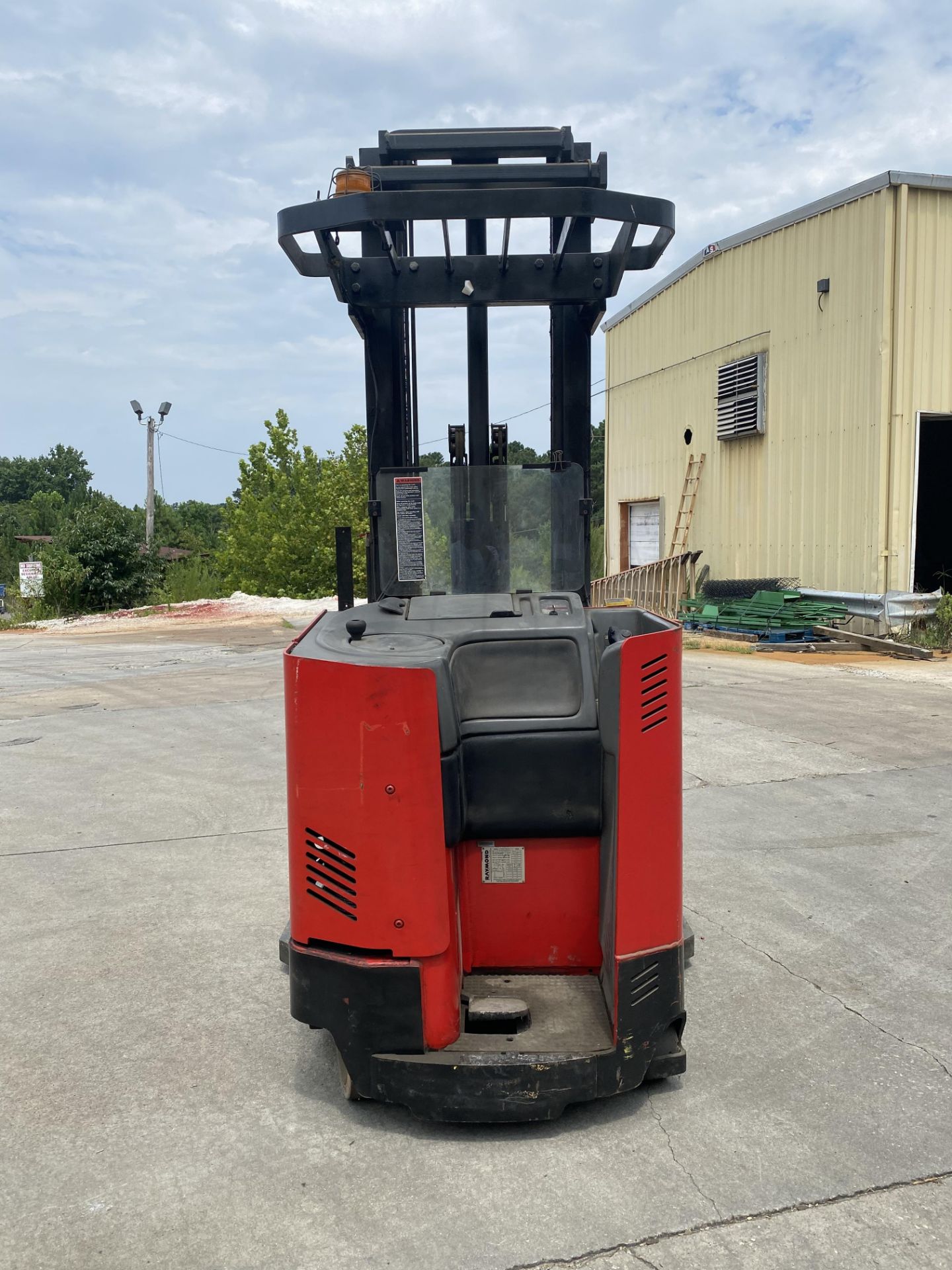 RAYMOND 3000 LBS CAPACITY STAND UP ELECTRIC FORKLIFT - Image 2 of 3