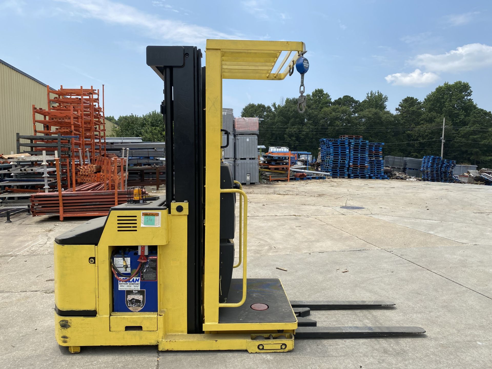 YALE 3000 LBS CAPACITY ELECTRIC ORDER PICKER - Image 2 of 4