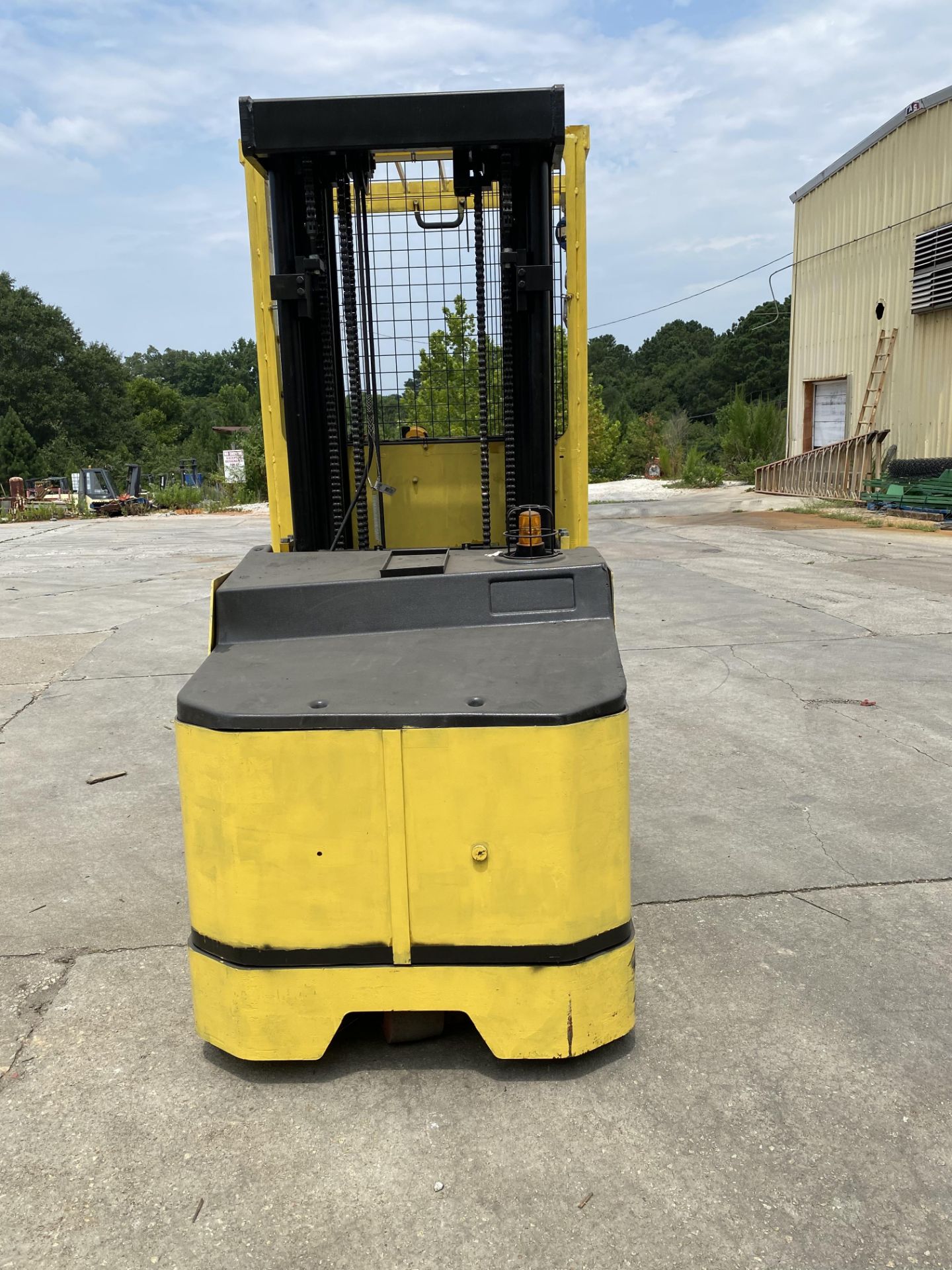 YALE 3000 LBS CAPACITY ELECTRIC ORDER PICKER - Image 3 of 4