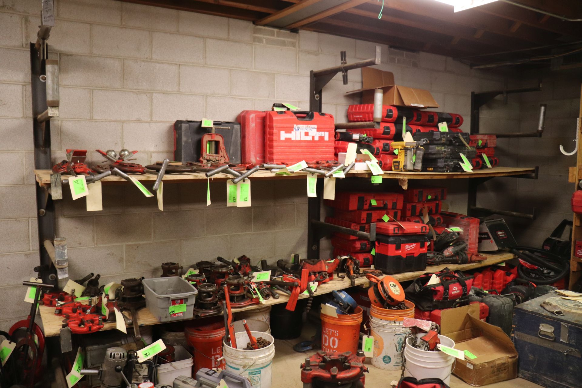 Steel shelf holder, for late removal