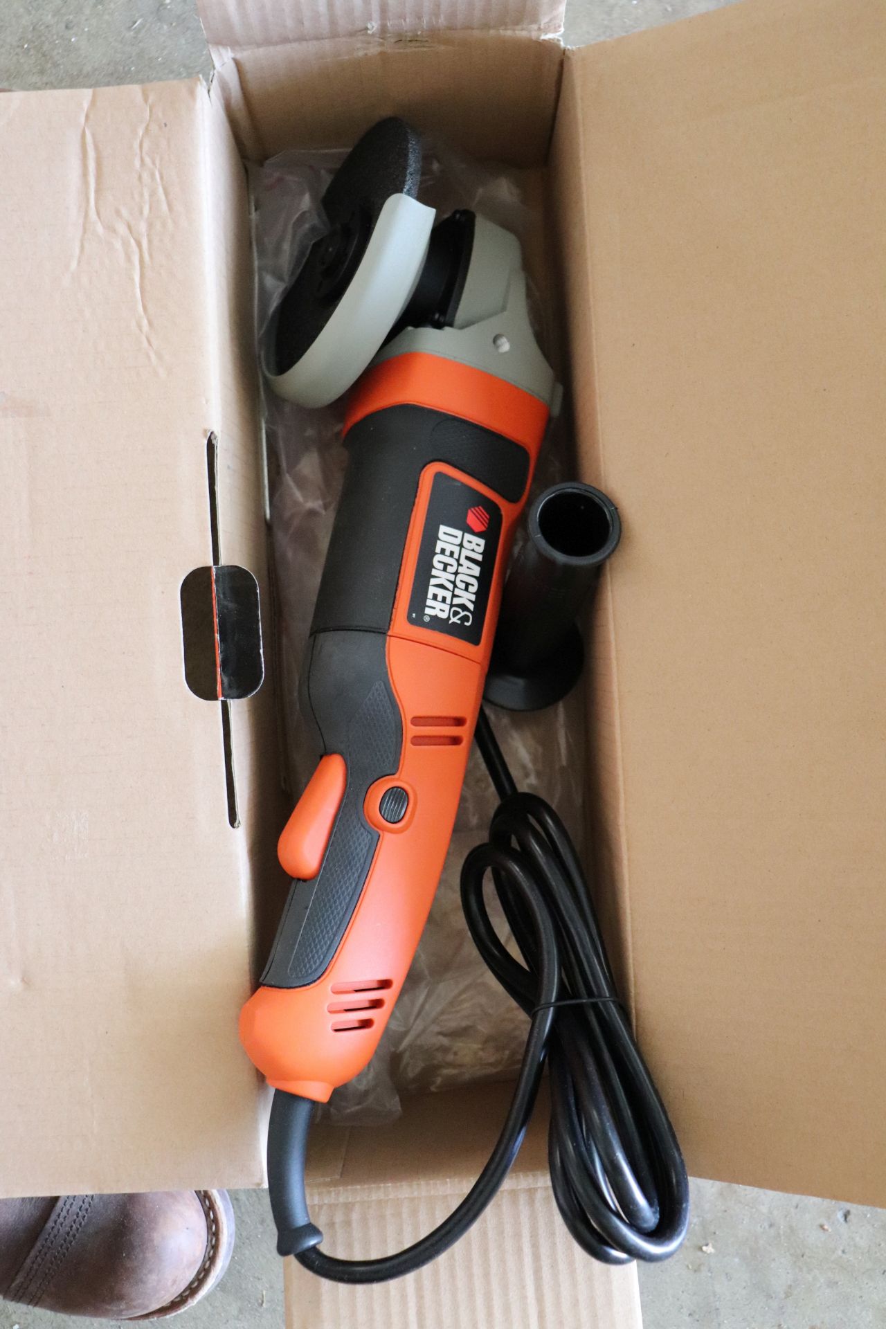 Black & Decker 4-1/2" angle grinder - Image 2 of 2