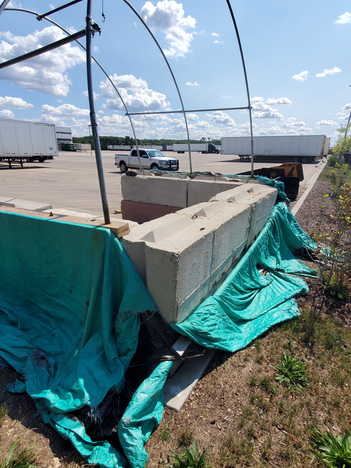 Salt Bin with Hoops 14' x 12' x 12' - Image 3 of 4