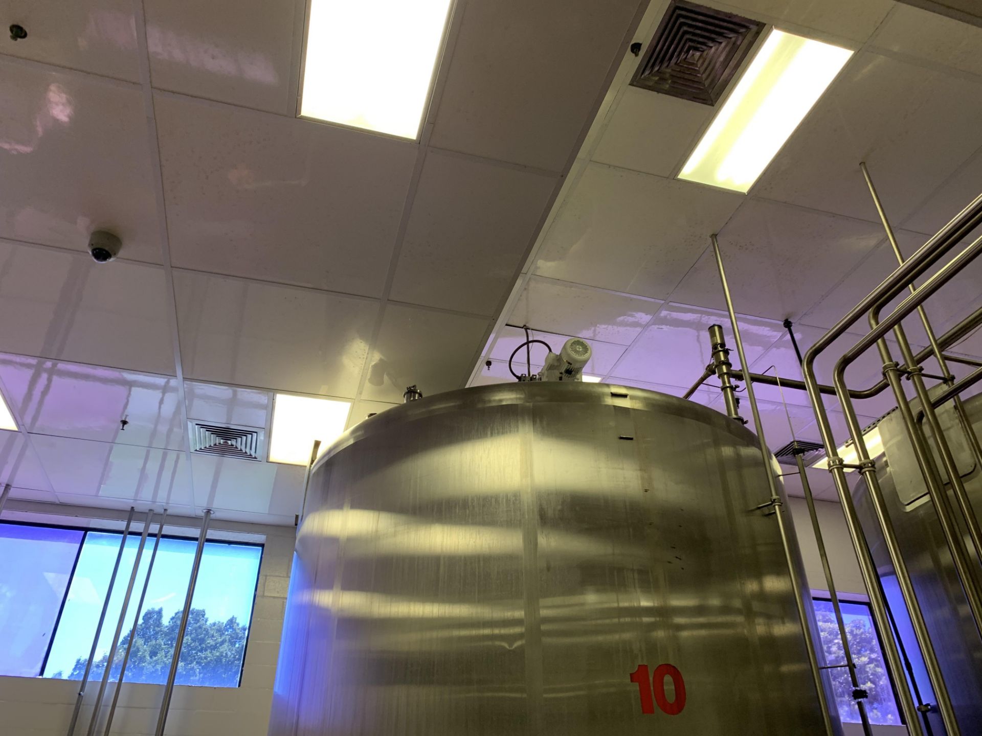 10000 Gallon Stainless Steel Vertical Tank - Image 2 of 2