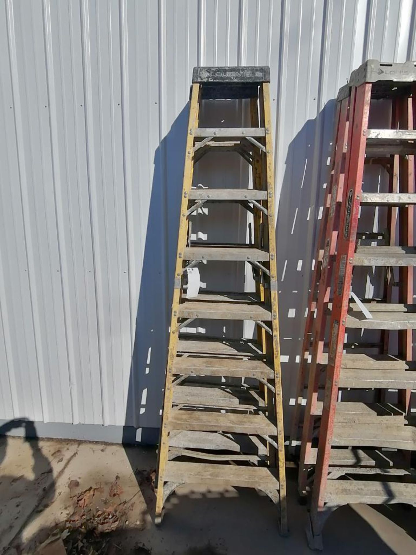 (2) Louisville 8' Step Ladders. Located in Mt. Pleasant, IA.