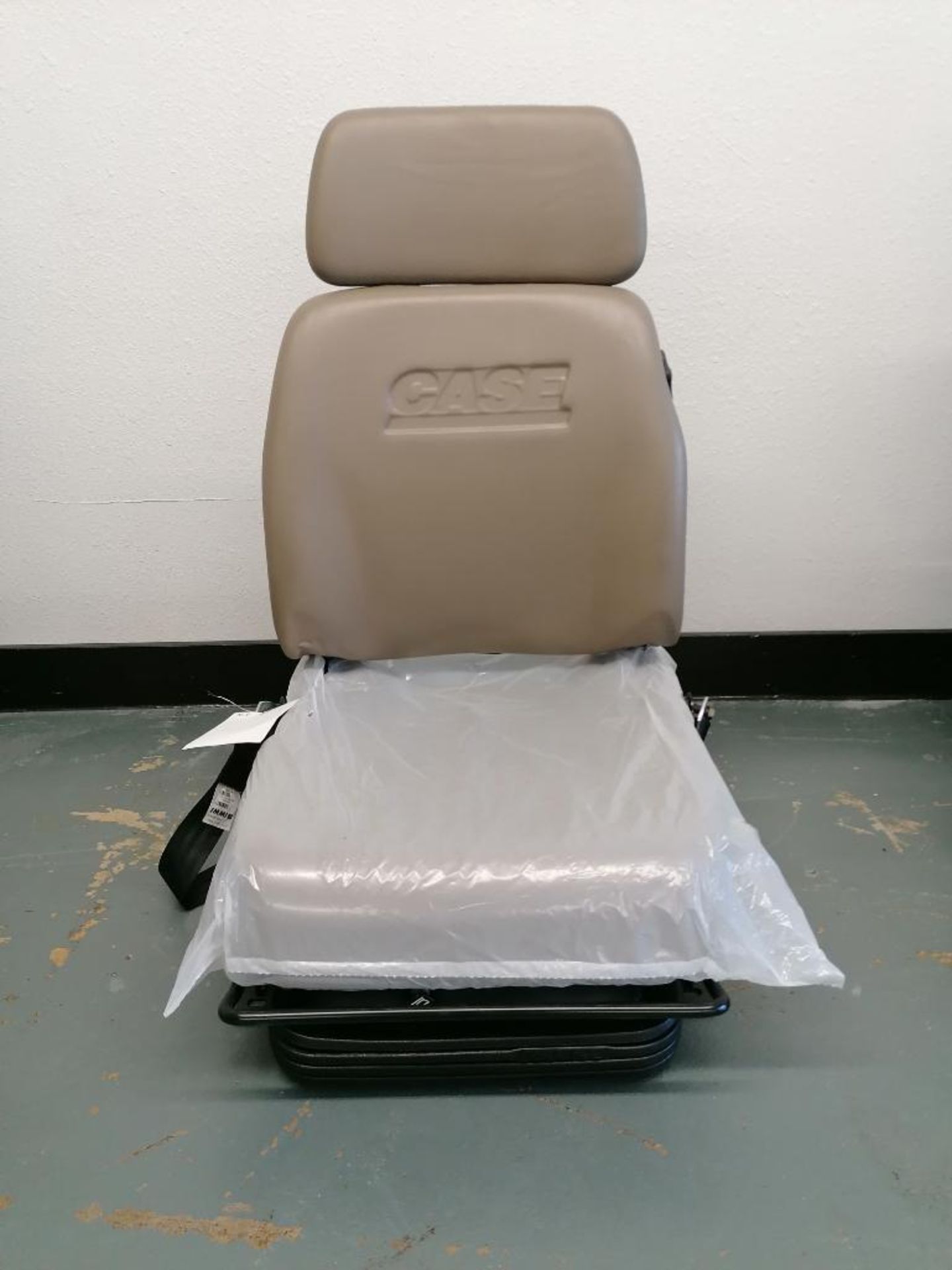 (1) Case Dozer Seat Air Ride Air Suspension Sears Manufacturing, Serial #0240617C3306. Located in