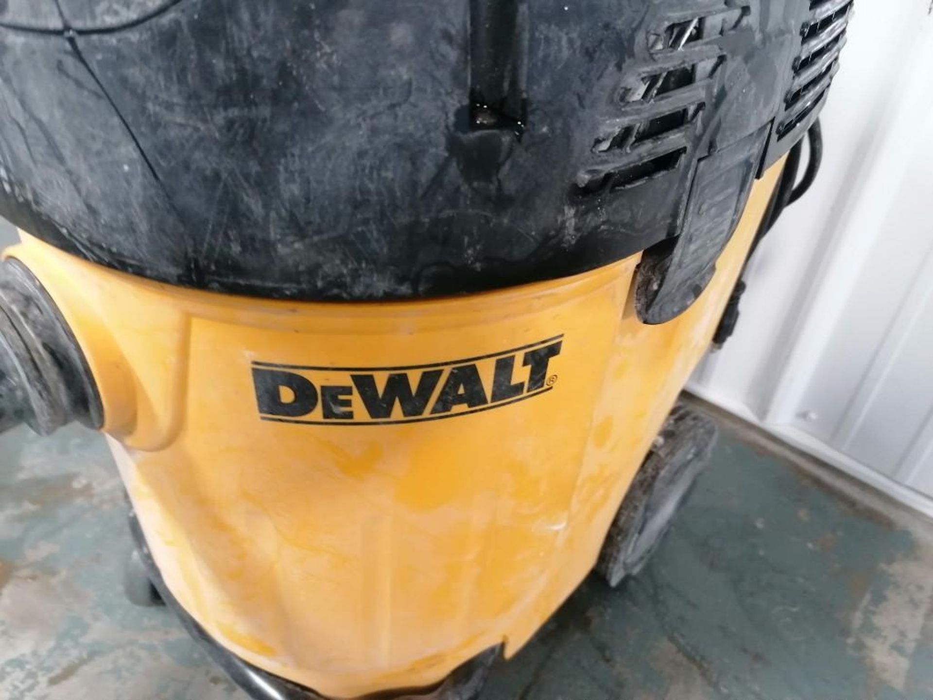 (1) DEWALT D27904 12 Gallon Dust Extractor Vacuum Serial #010056. Located in Mt. Pleasant, IA. - Image 3 of 7