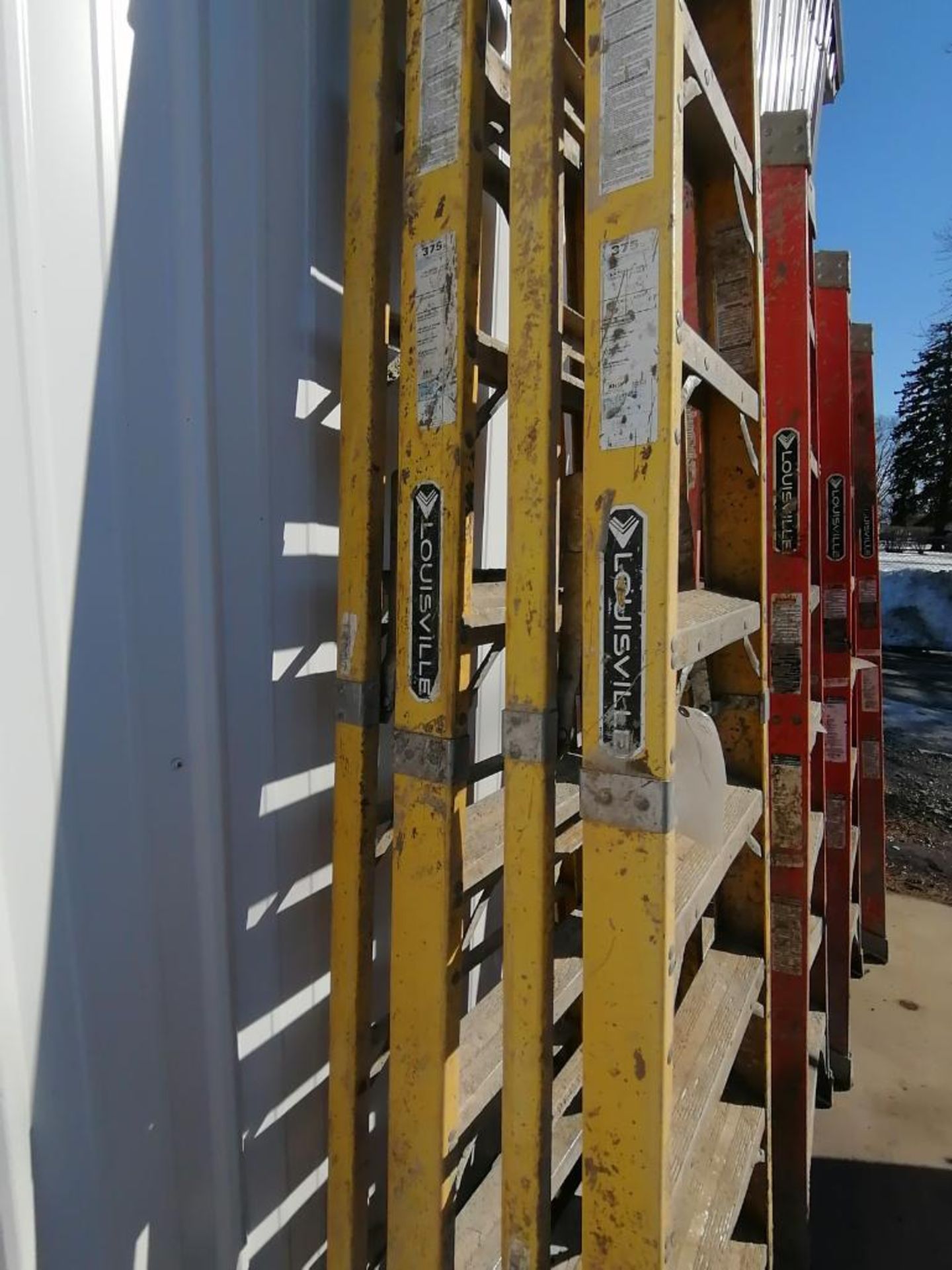 (2) Louisville 8' Step Ladders. Located in Mt. Pleasant, IA. - Bild 3 aus 3