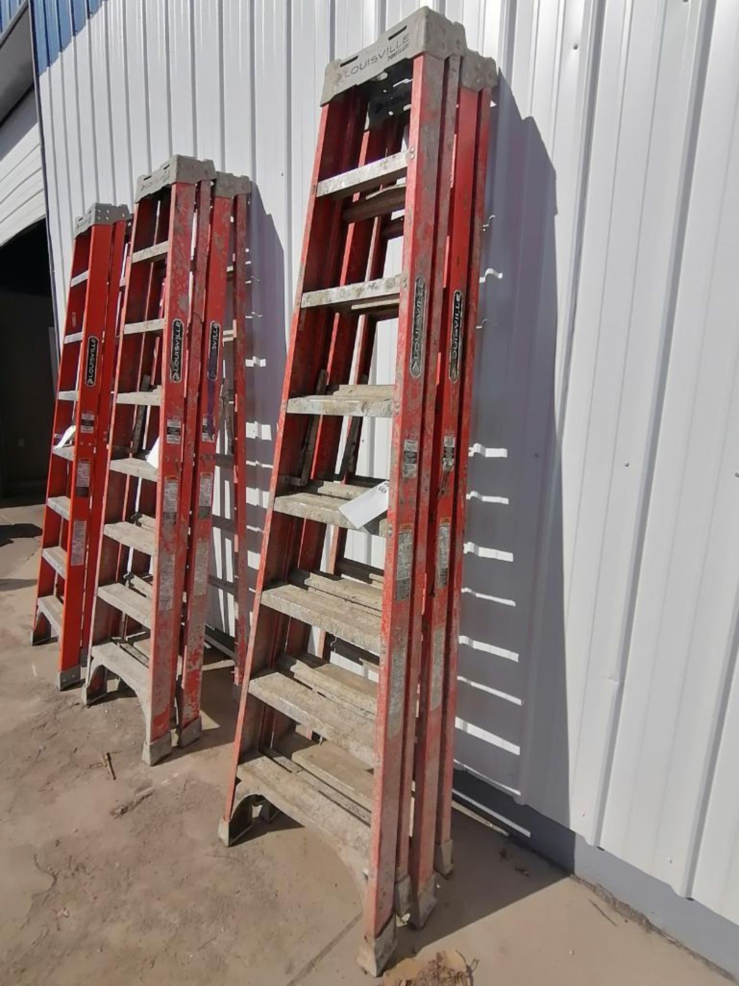 (2) Louisville 8' Step Ladders. Located in Mt. Pleasant, IA. - Bild 2 aus 5