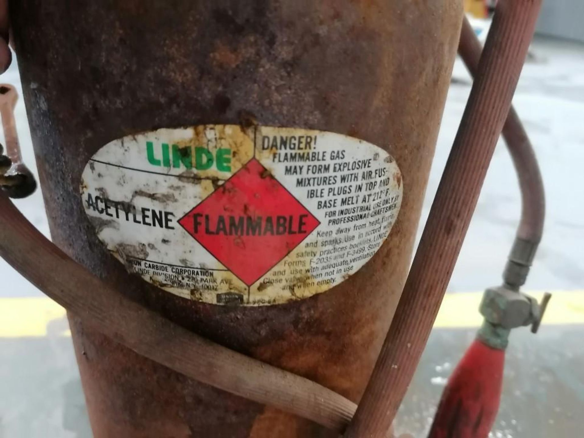 (1) LINDE Acetylene Gas Bottle. Located in Mt. Pleasant, IA. - Image 4 of 4