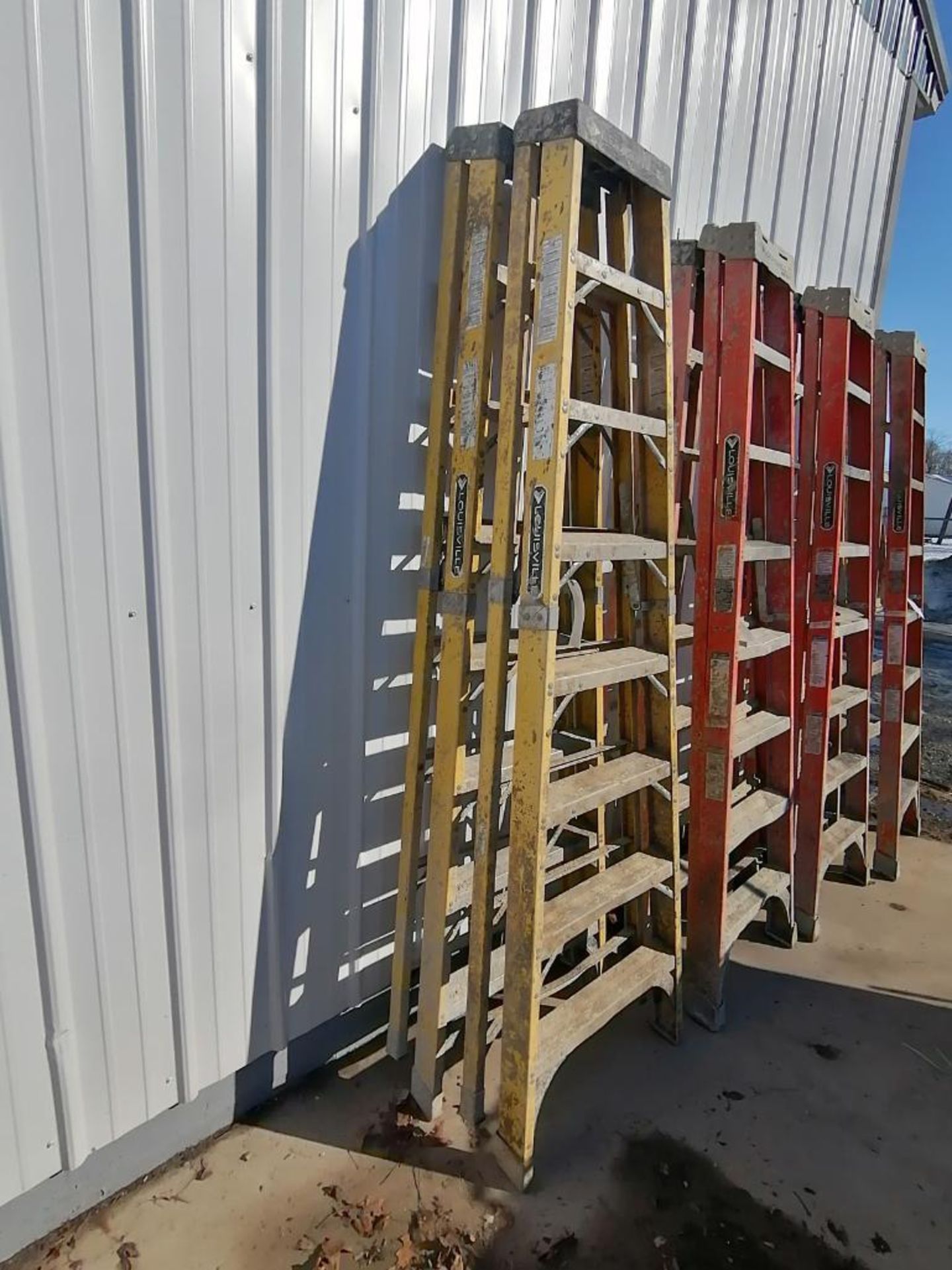 (2) Louisville 8' Step Ladders. Located in Mt. Pleasant, IA. - Bild 2 aus 3