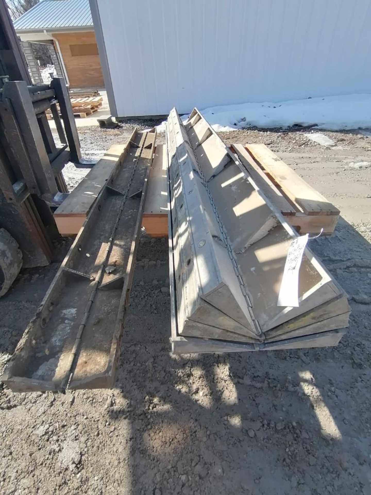 (4) 7 1/2" x 7 1/2" x 8' & (1) 3 1/2" x 3 1/2" x 8' Hinged Wall-Ties Smooth Aluminum Concrete