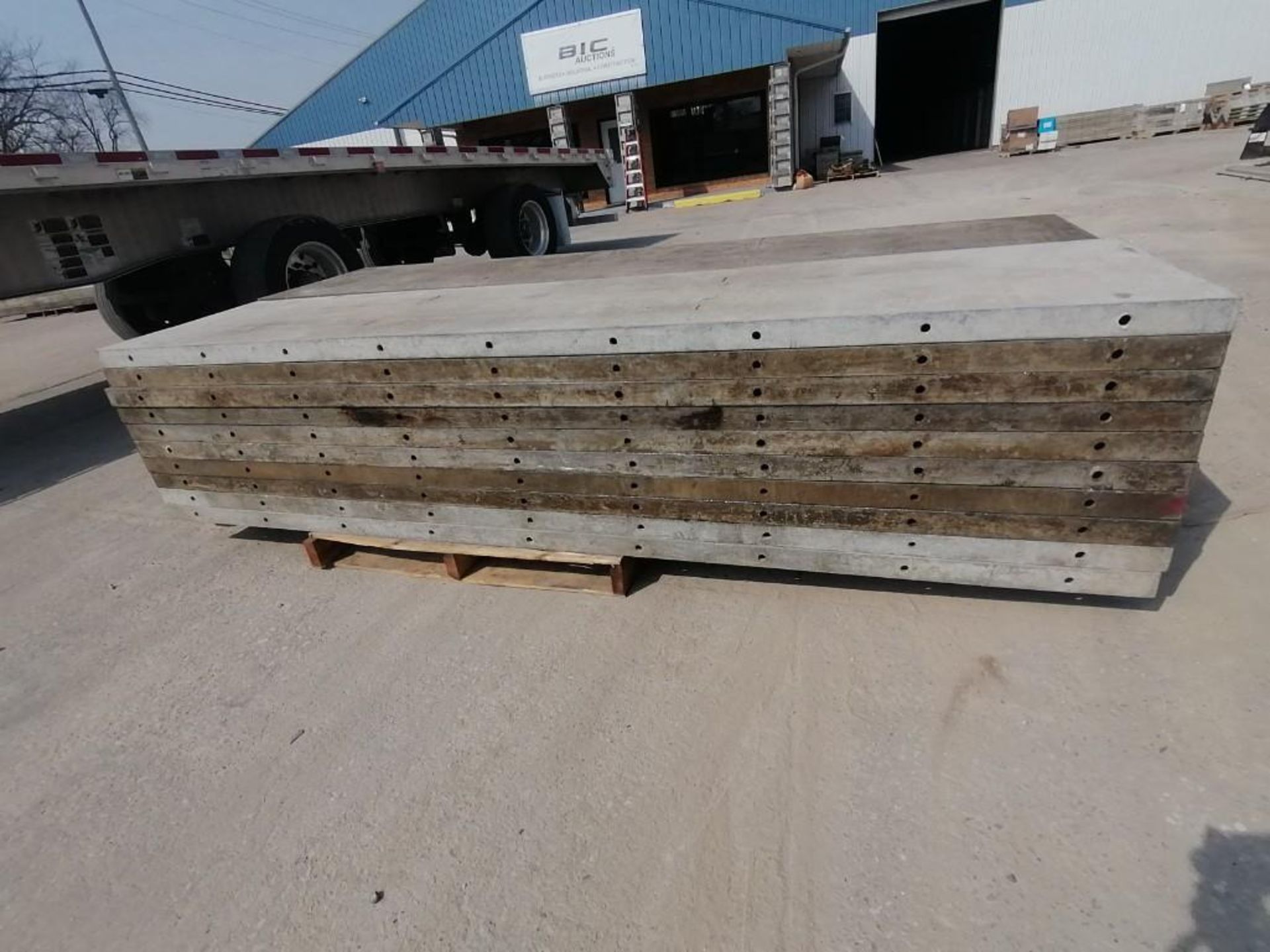(20) 2' x 9' Laydowns Wall-Ties Smooth Aluminum Concrete Forms 6-12 Hole Pattern. Located in Mt. - Image 6 of 9