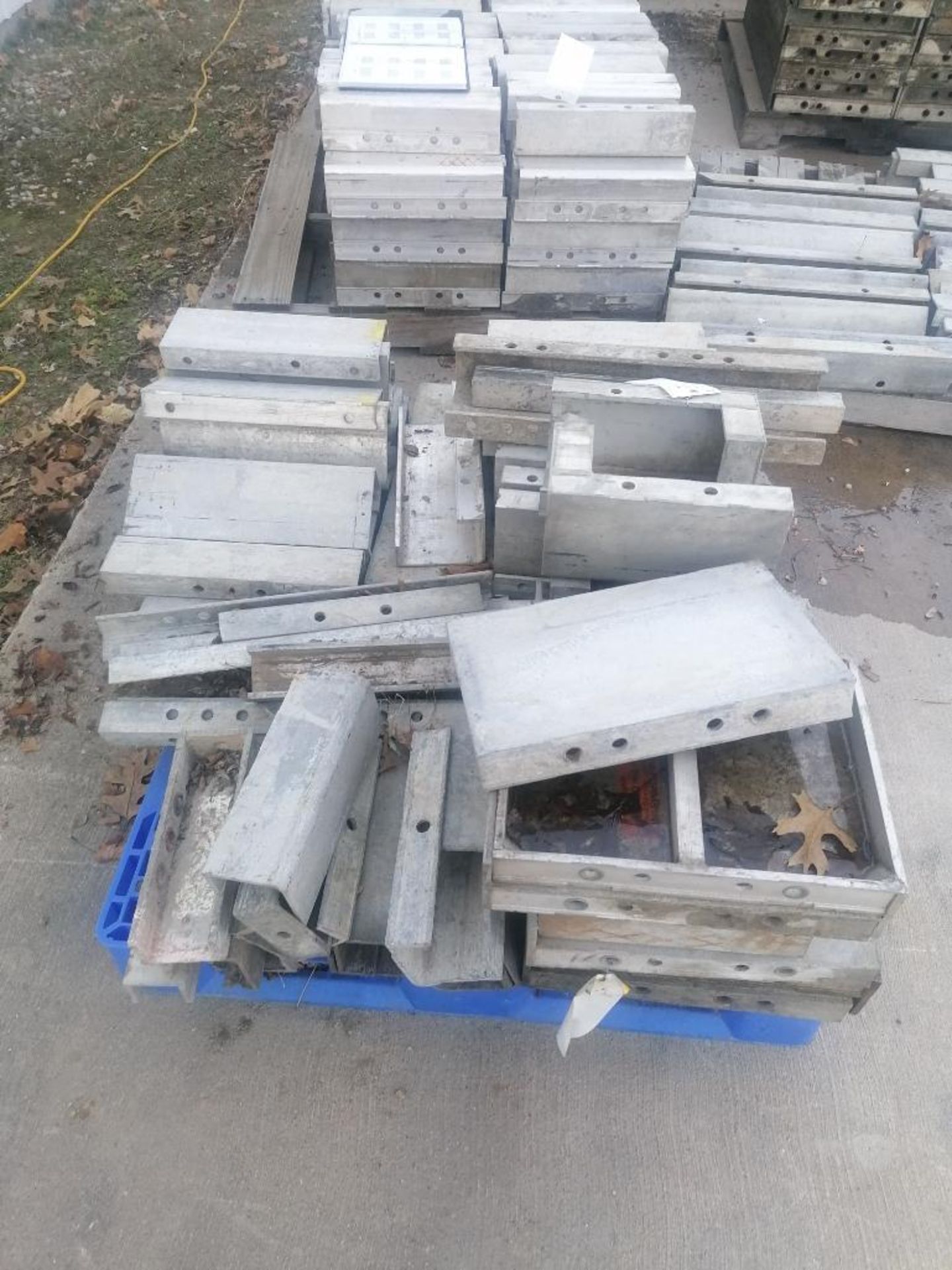 Pallet of 1' & 2' Miscellaneous Wall-Ties Smooth Aluminum Concrete Forms 6-12 Hole Pattern.