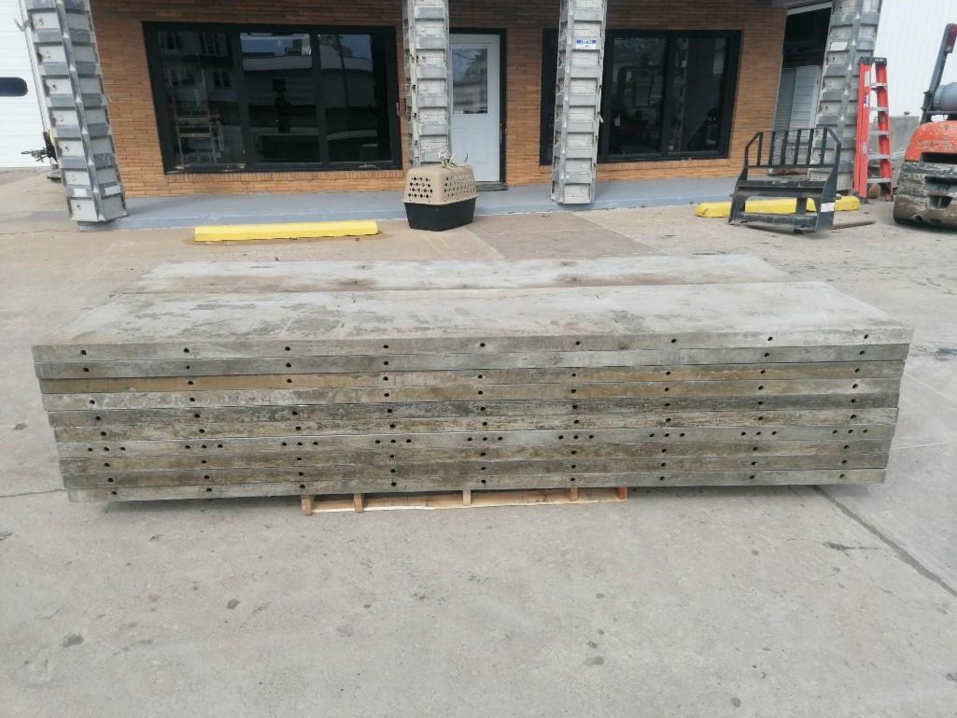 (20) 2' x 9' Laydowns Wall-Ties Smooth Aluminum Concrete Forms 6-12 Hole Pattern. Located in Mt. - Image 6 of 9