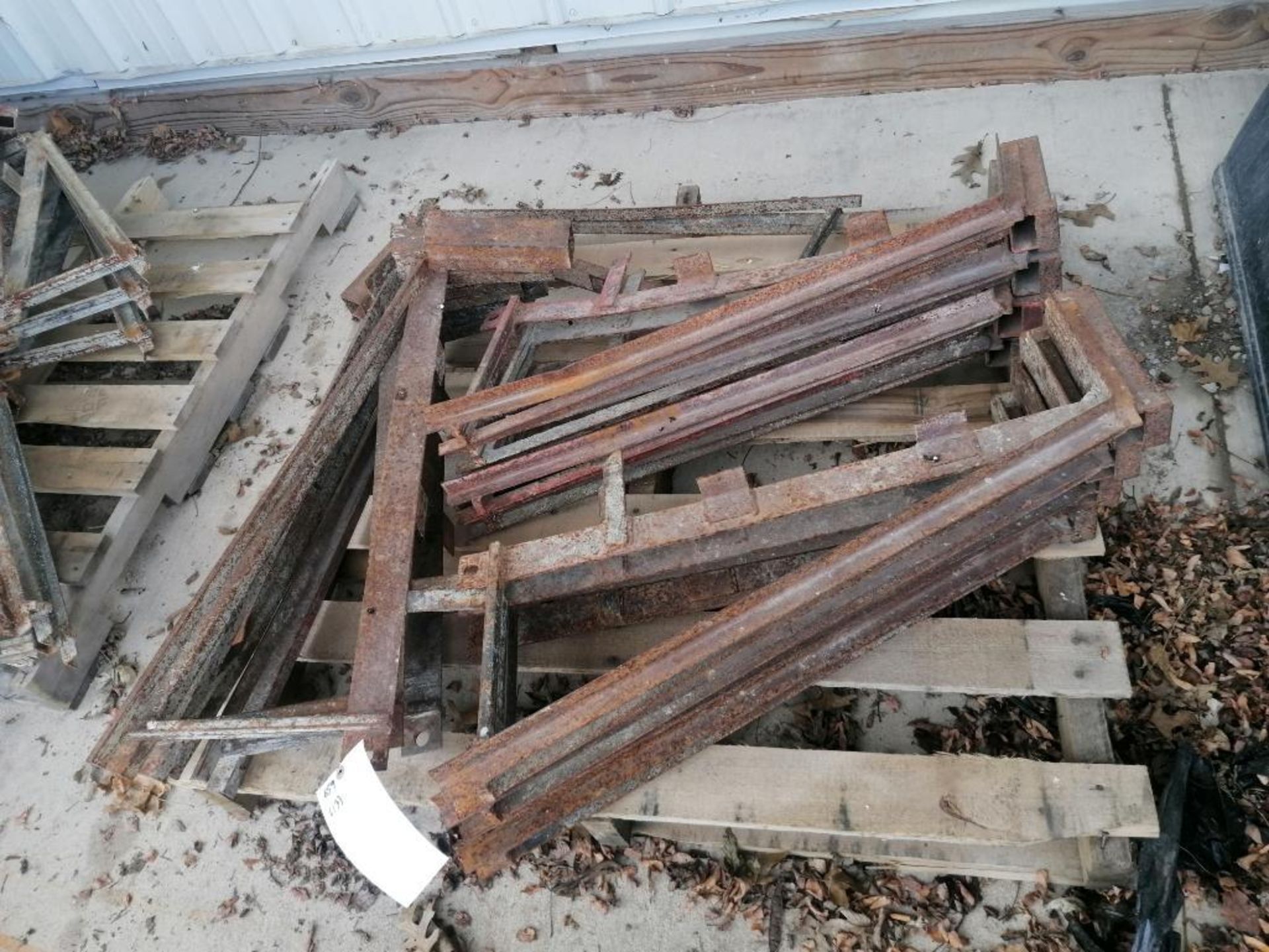 (13) Scaffolding Brackets. Located in Mt, Pleasant, IA. - Image 2 of 4