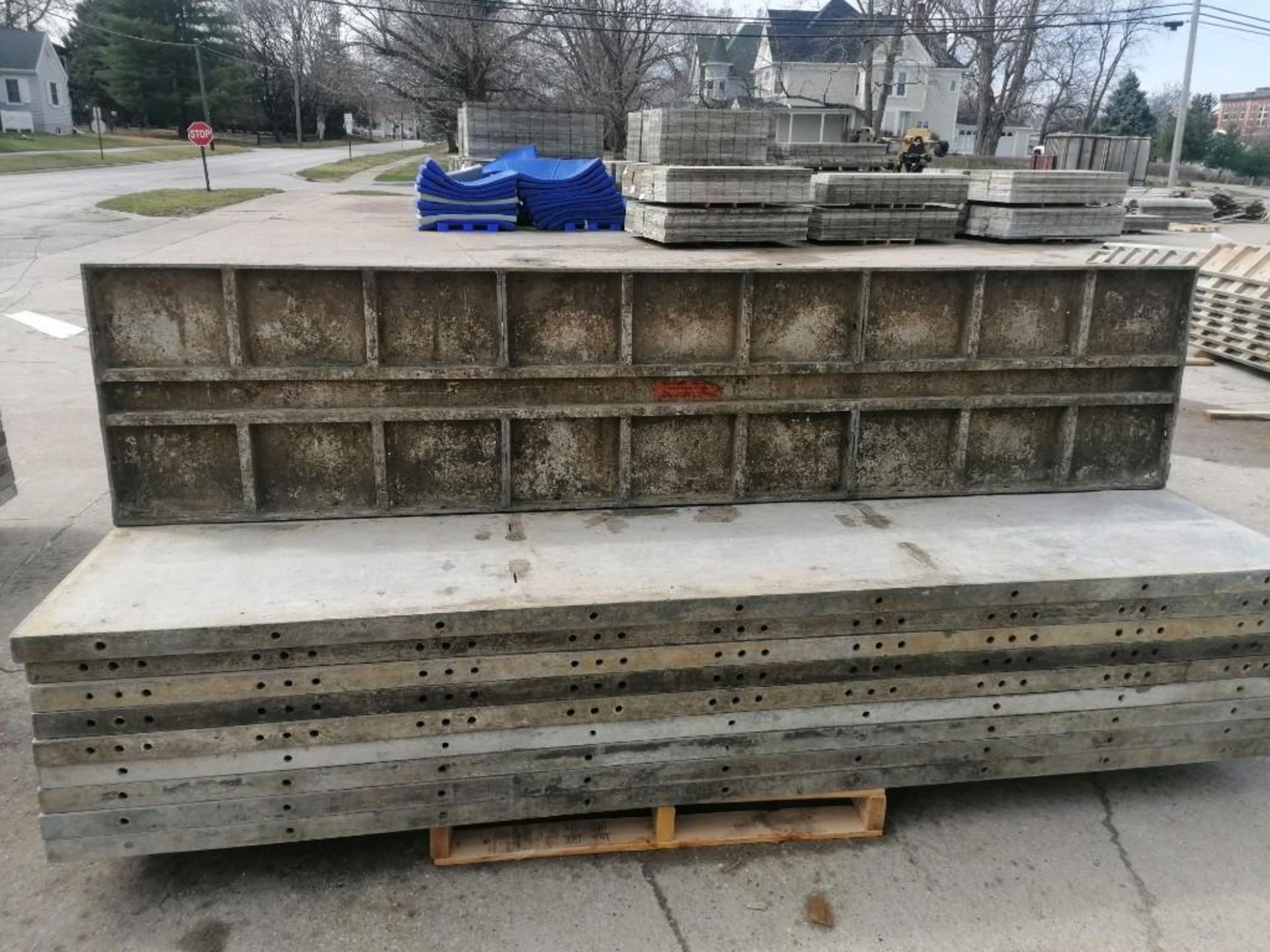 (20) 2' x 9' Laydowns Wall-Ties Smooth Aluminum Concrete Forms 6-12 Hole Pattern. Located in Mt. - Image 7 of 7