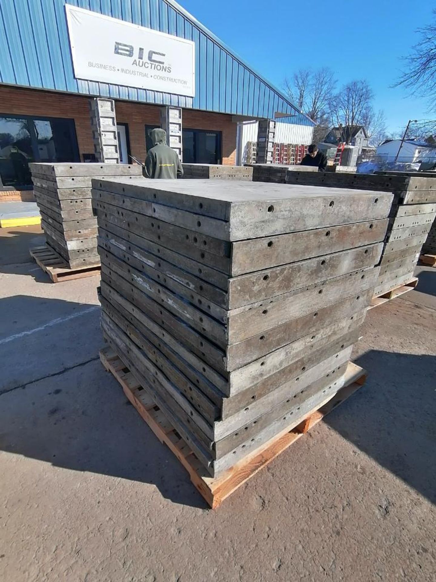 (20) 3' x 4' with 2" Ledge Wall-Ties Smooth Aluminum Concrete Forms 6-12 Hole Pattern. Located in