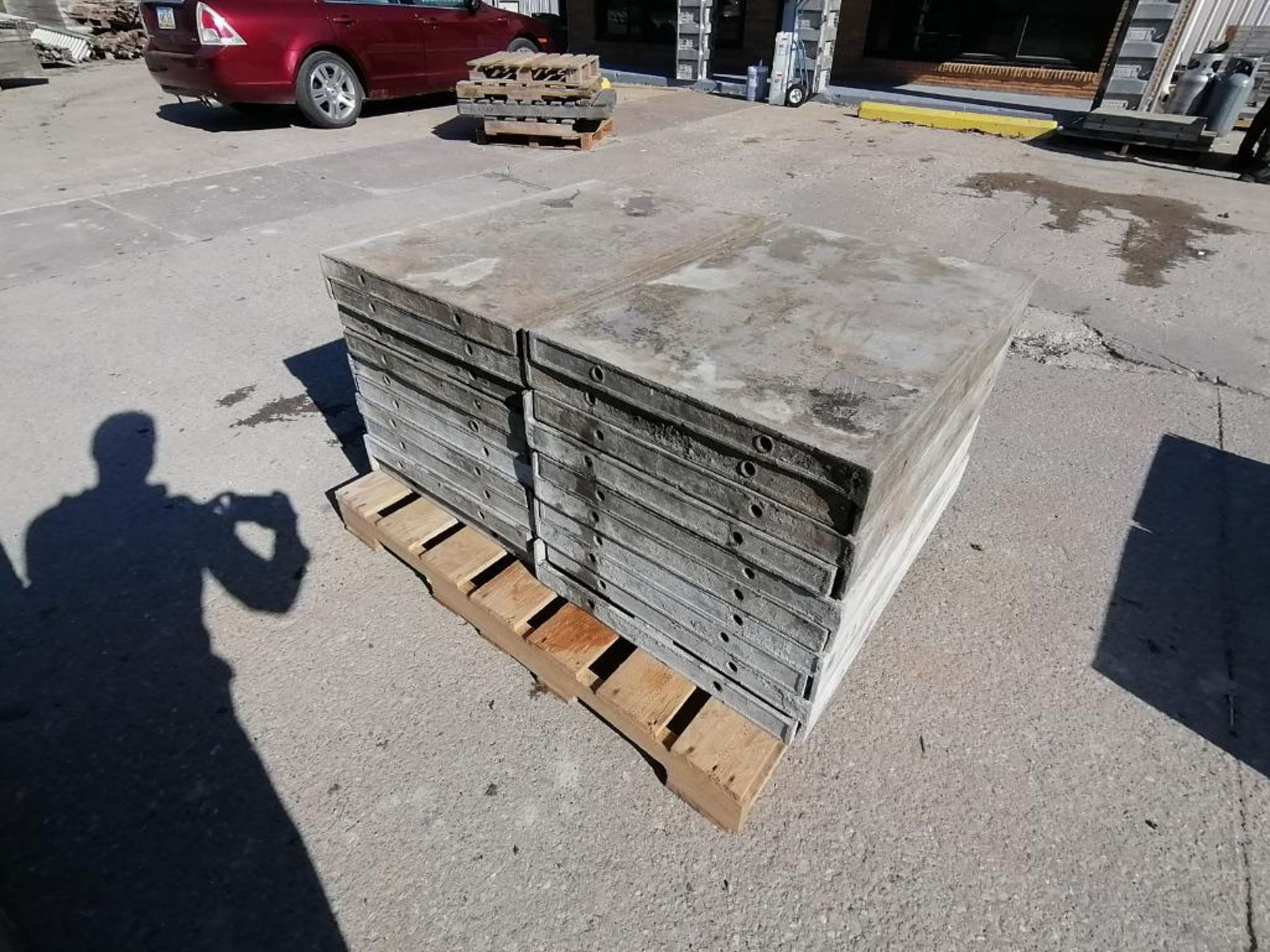 (20) 3' x 2' with 2" Ledge Wall-Ties Smooth Aluminum Concrete Forms 6-12 Hole Pattern. Located in - Bild 2 aus 8