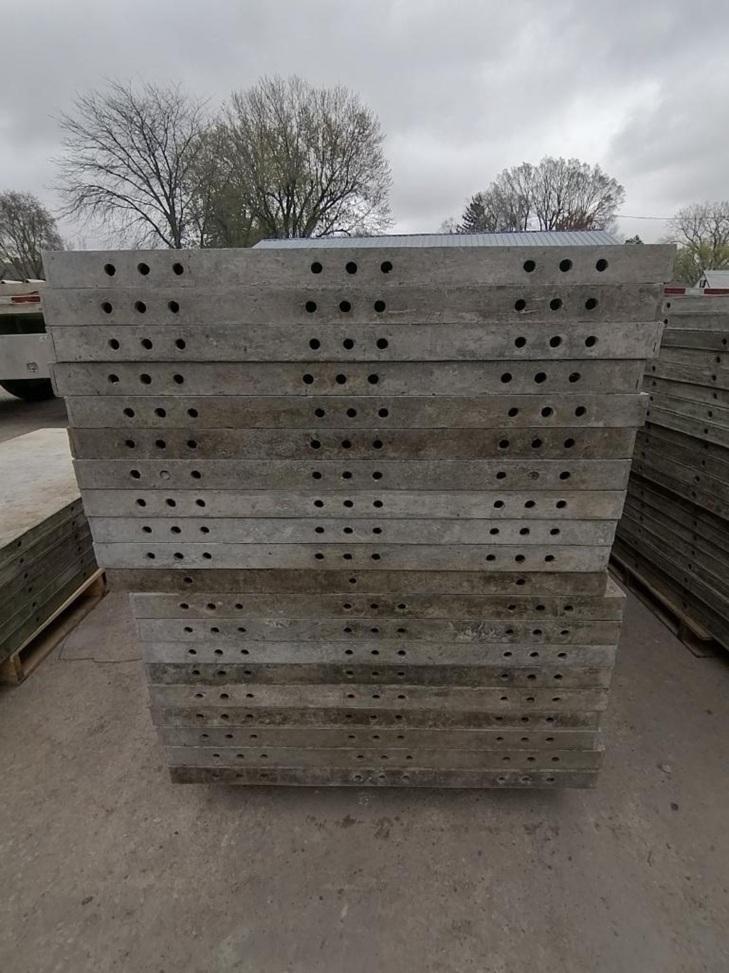 (20) 3' x 8' Wall-Ties Smooth Aluminum Concrete Forms 6-12 Hole Pattern. Located in Mt. Pleasant, - Bild 6 aus 10