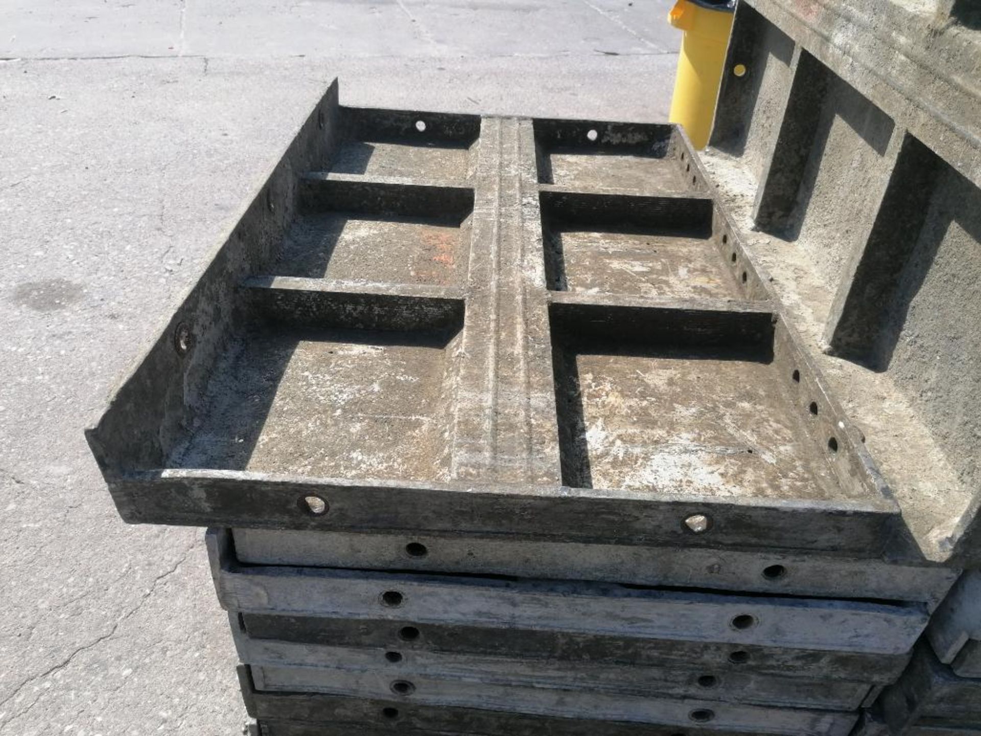 (20) 3' x 2' with 2" Ledge Wall-Ties Smooth Aluminum Concrete Forms 6-12 Hole Pattern. Located in - Bild 8 aus 9