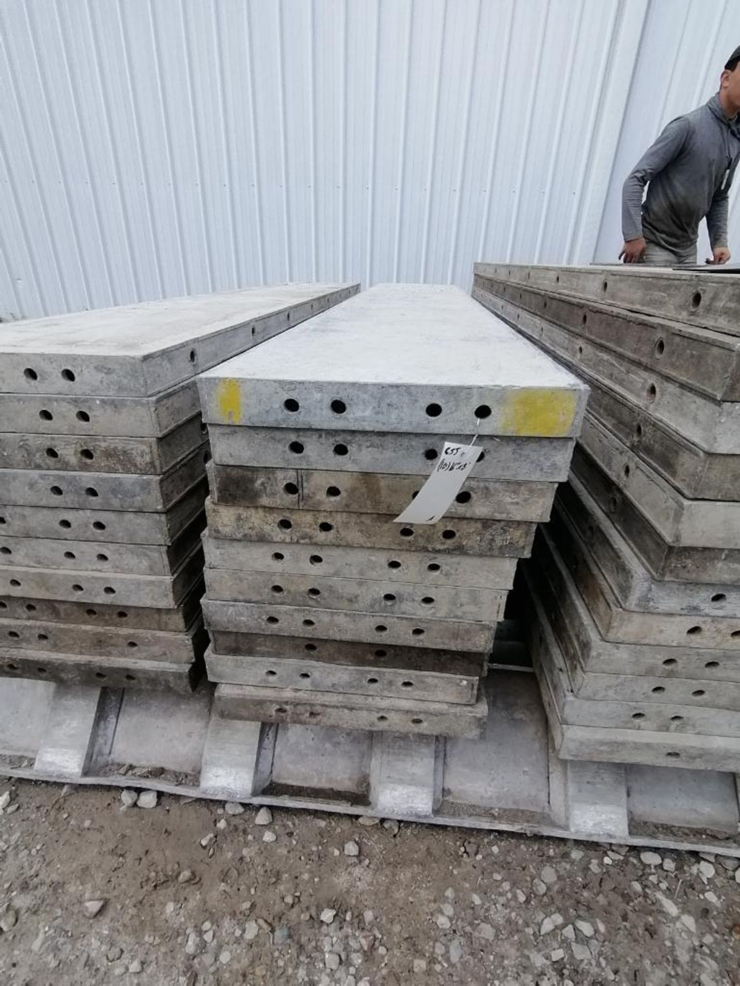 (10) 16" x 8' Wall-Ties Smooth Aluminum Concrete Forms 6-12 Hole Pattern. Located in Mt. Pleasant, - Bild 2 aus 5