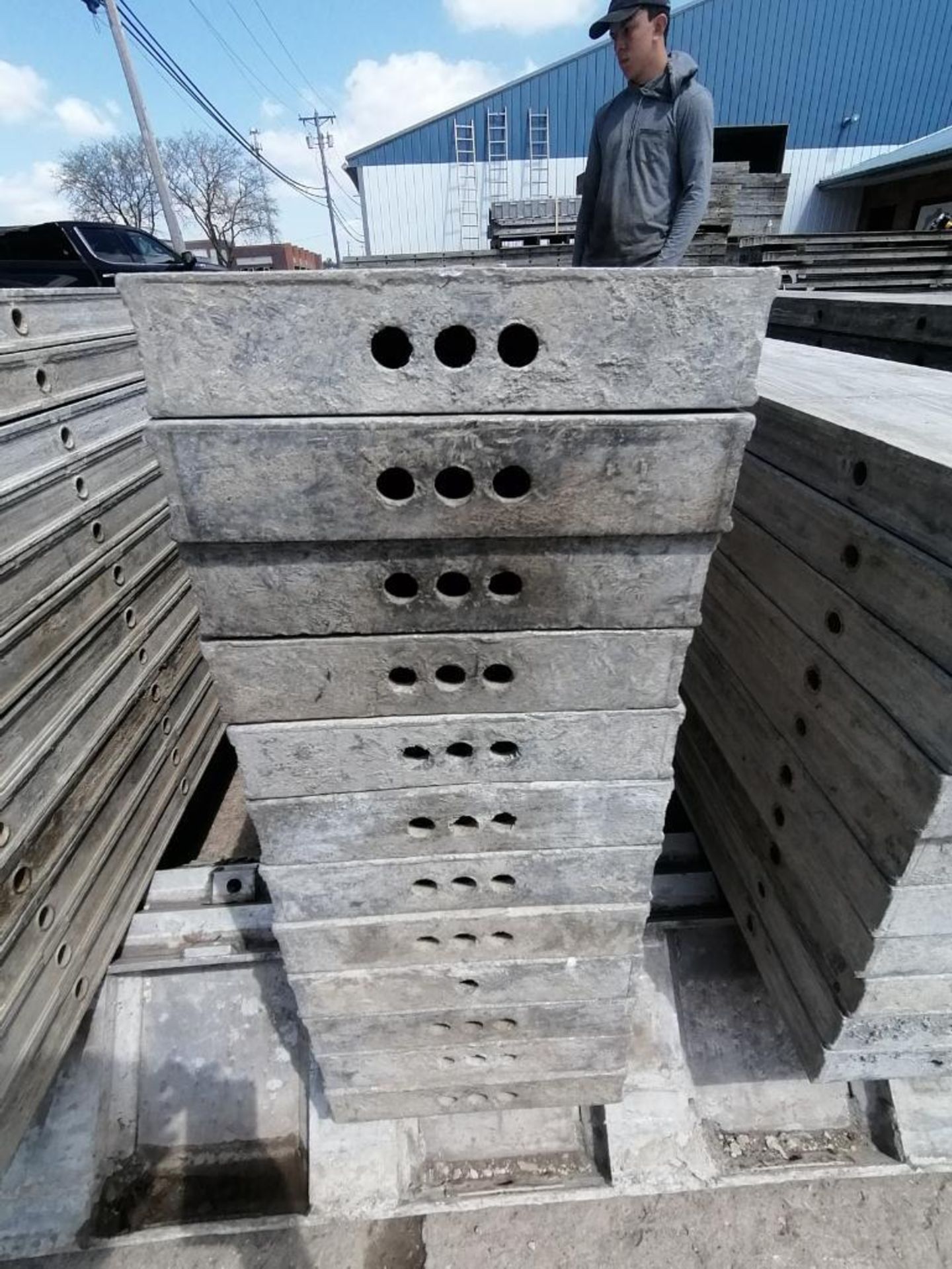 (12) 10" x 8' Wall-Ties Smooth Aluminum Concrete Forms 6-12 Hole Pattern. Located in Mt. Pleasant, - Bild 4 aus 6