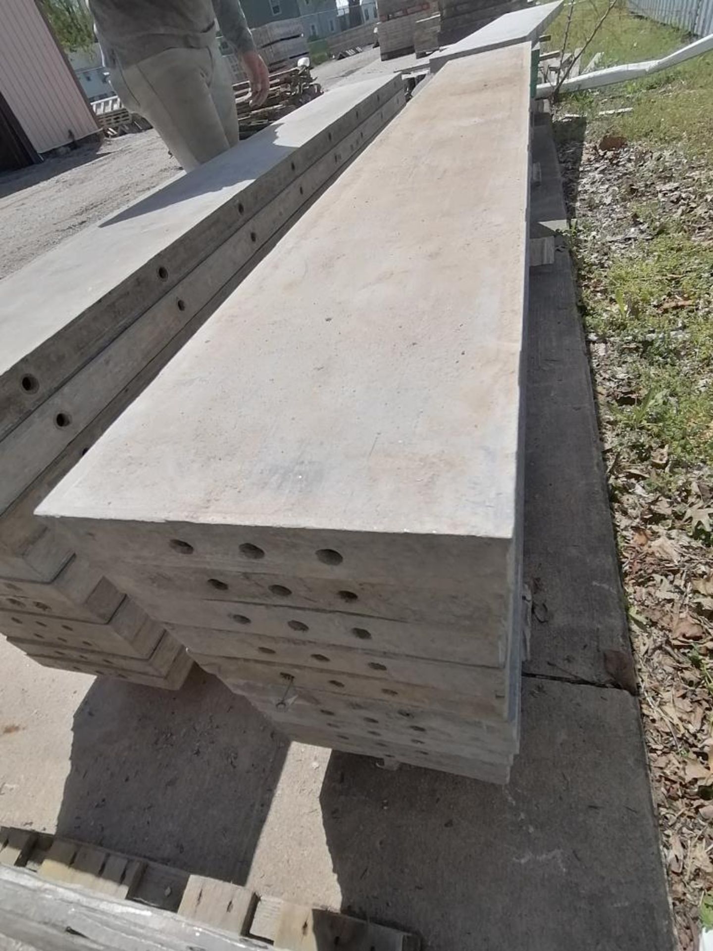 (10) 12" x 8' Wall-Ties Smooth Aluminum Concrete Forms 6-12 Hole Pattern. Located in Mt. Pleasant, - Bild 4 aus 5