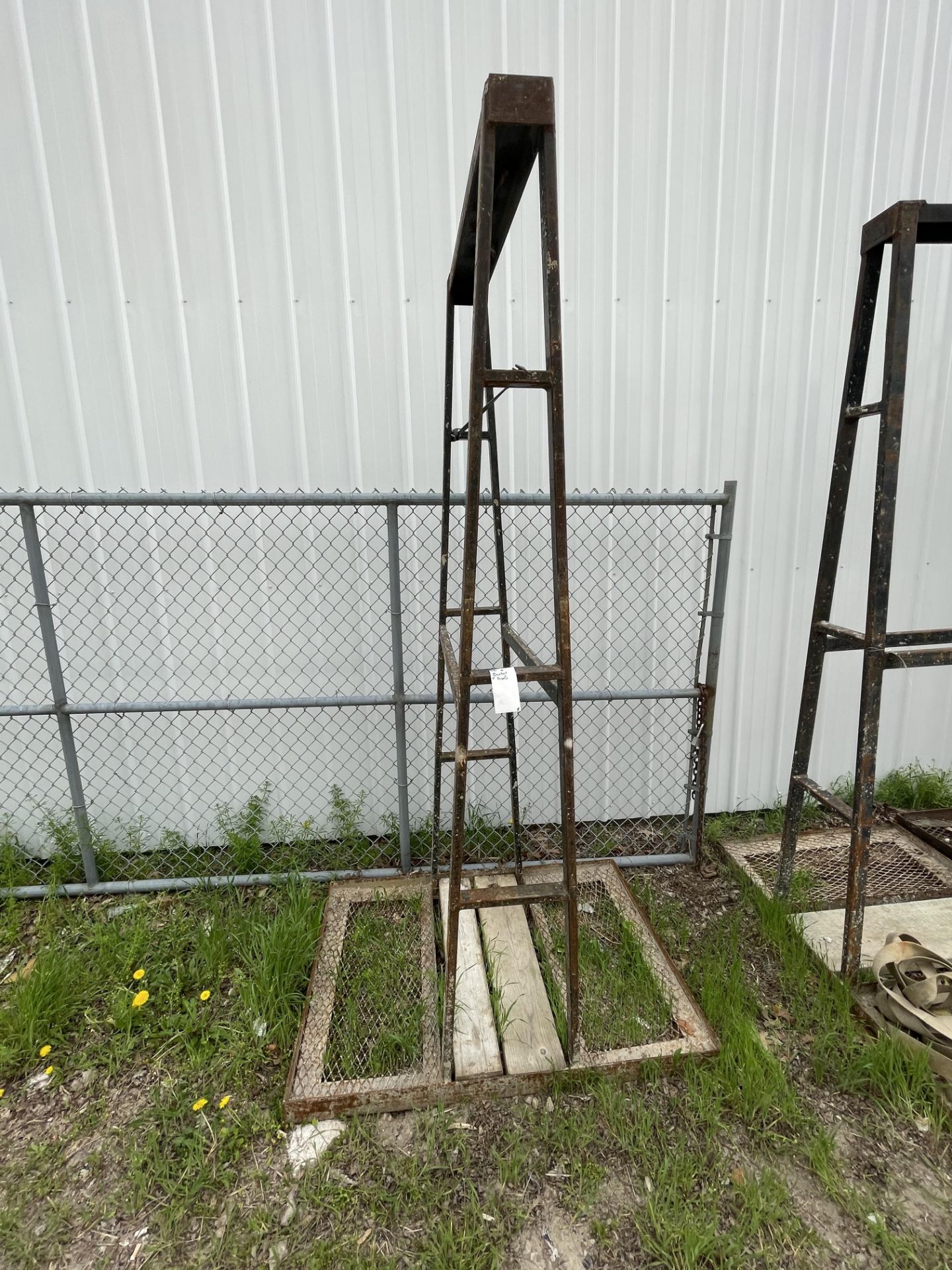 (1) 8' Basket with Loop. Located in Mt. Pleasant, IA.
