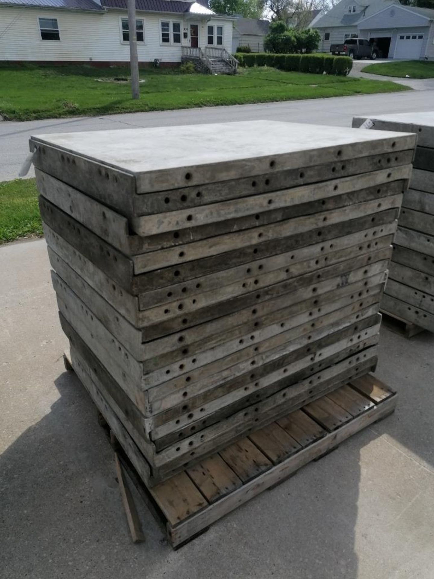 (20) 3' x 4' with 2" Ledge Wall-Ties Smooth Aluminum Concrete Forms 6-12 Hole Pattern. Located in - Image 4 of 8