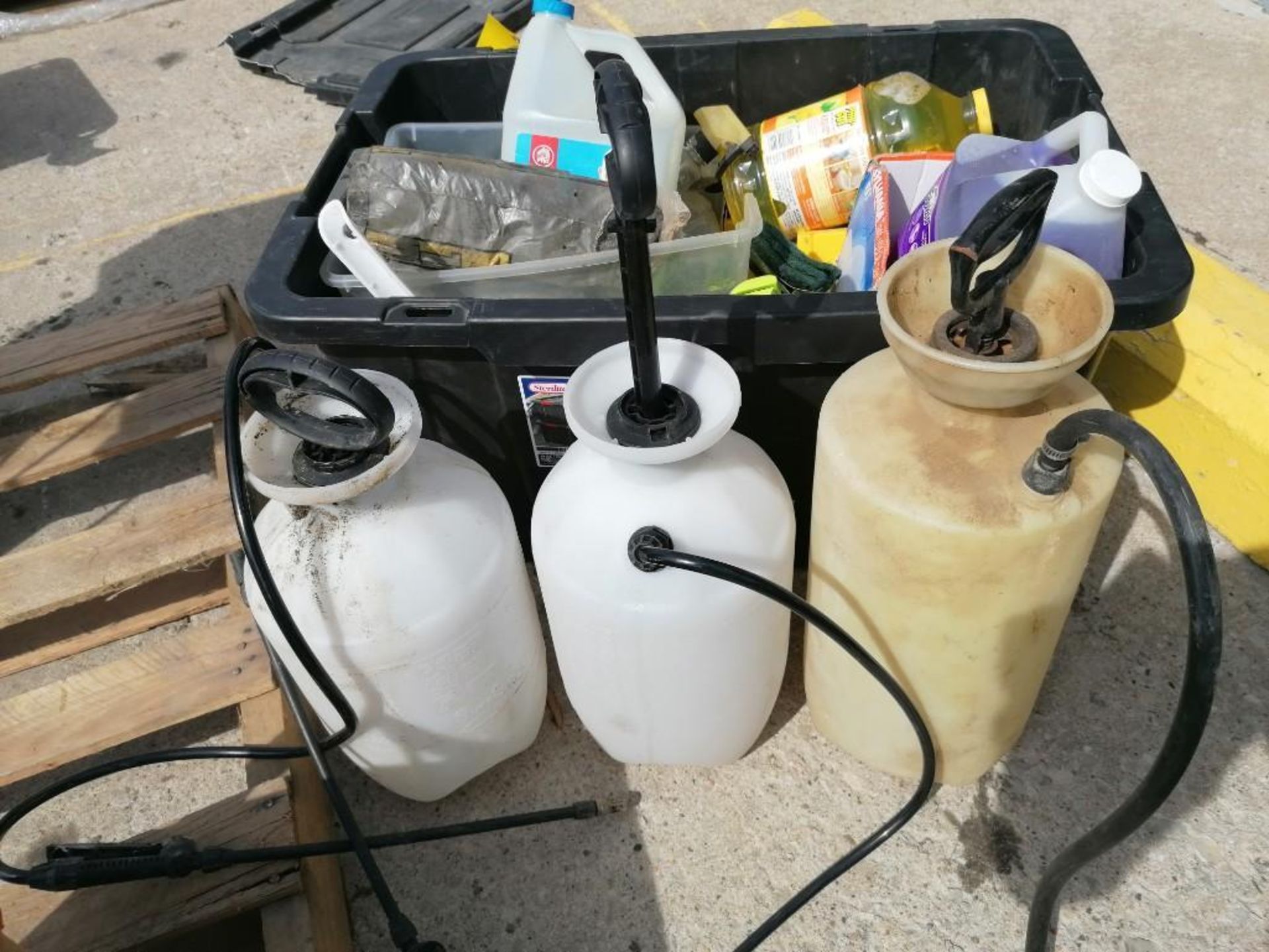 (1) Box of Cleaning Supplies & (3) Sprayers. Located in Mt. Pleasant, IA. - Image 4 of 4